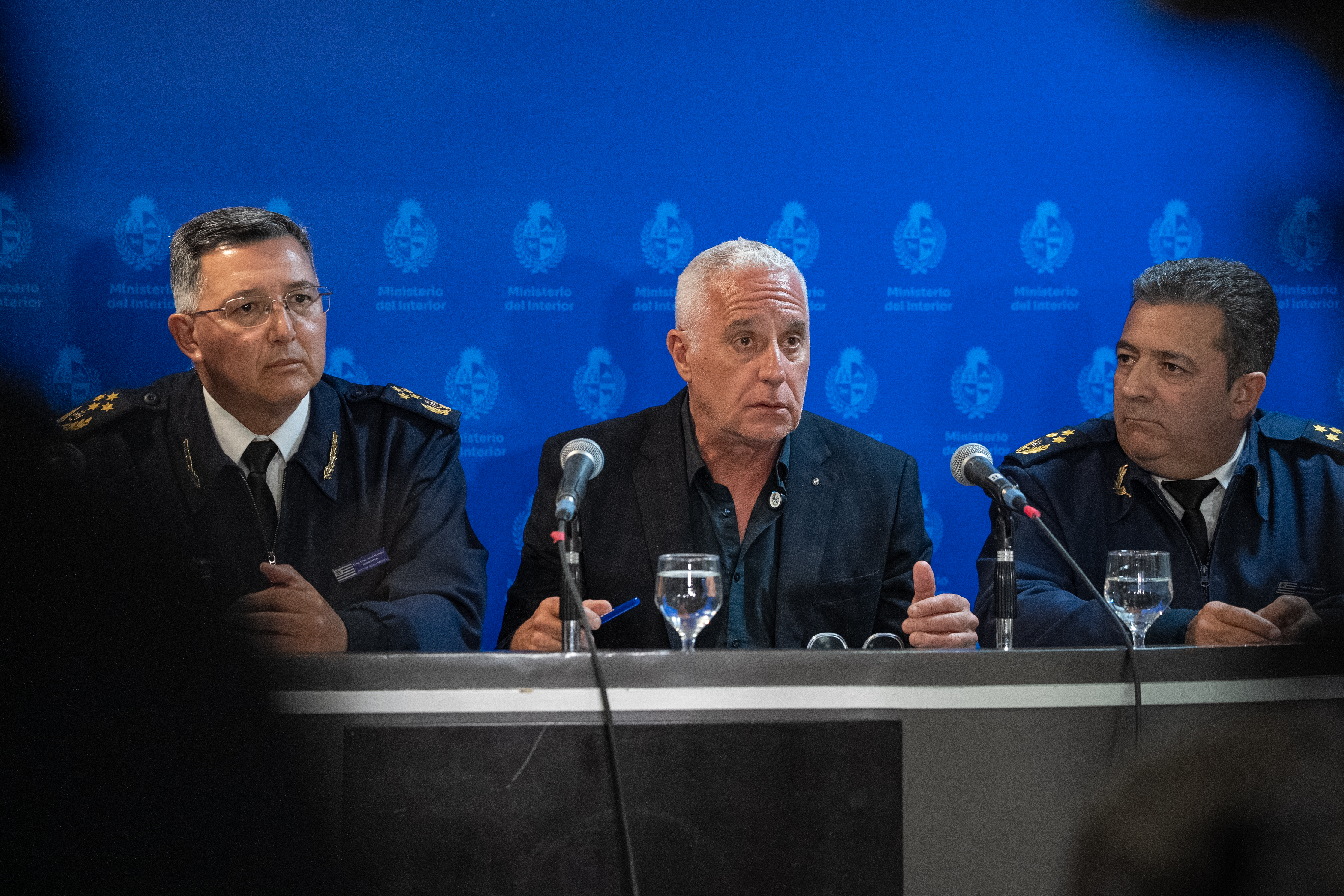 Negro y autoridades policiales