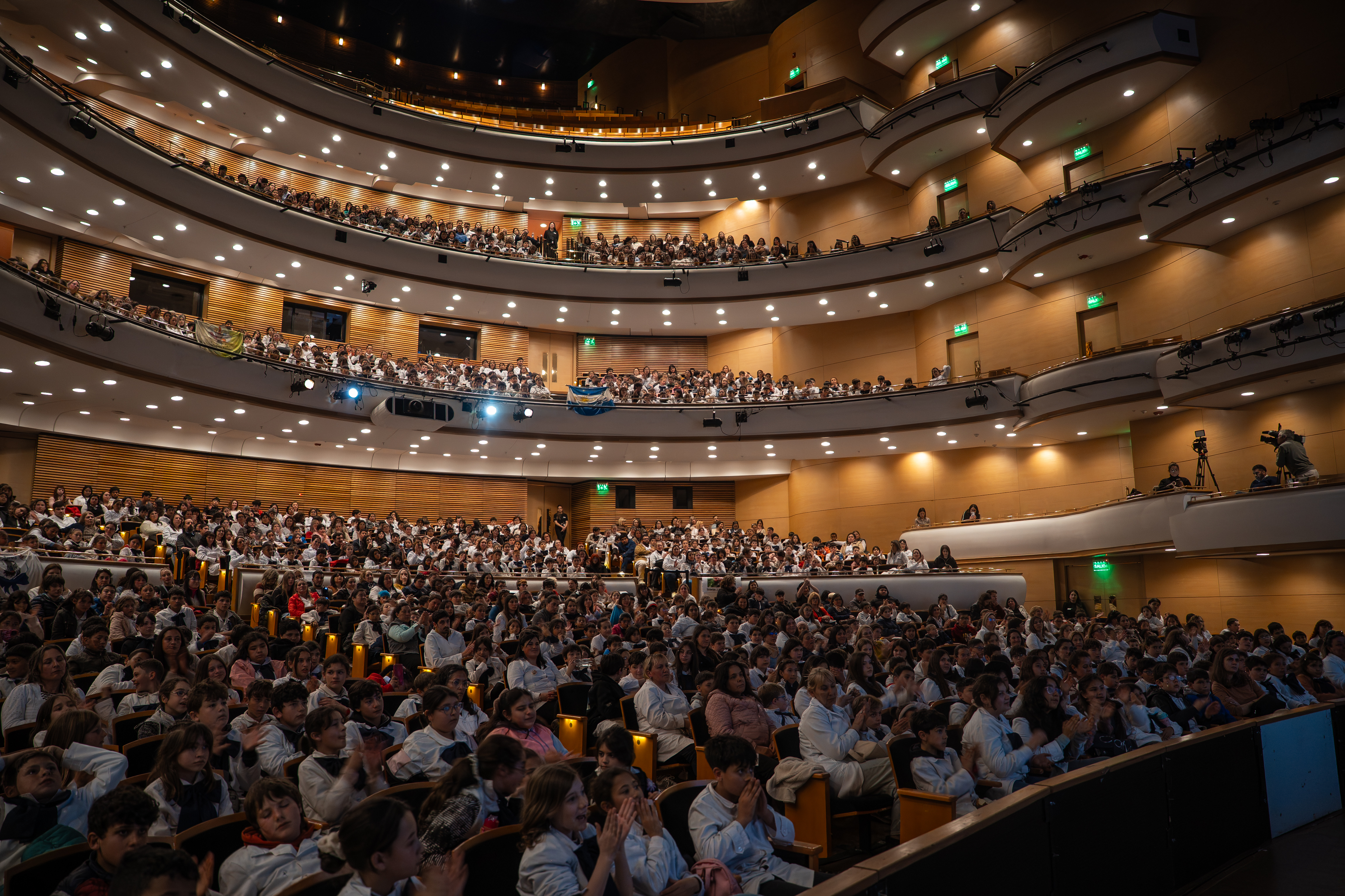 Platea del auditorio con alumnos