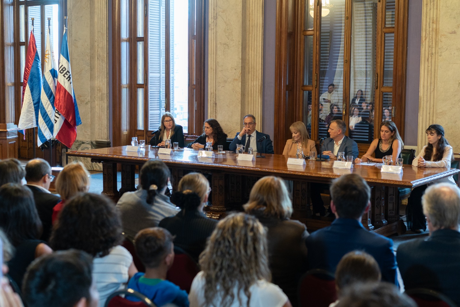 Autoridades y público