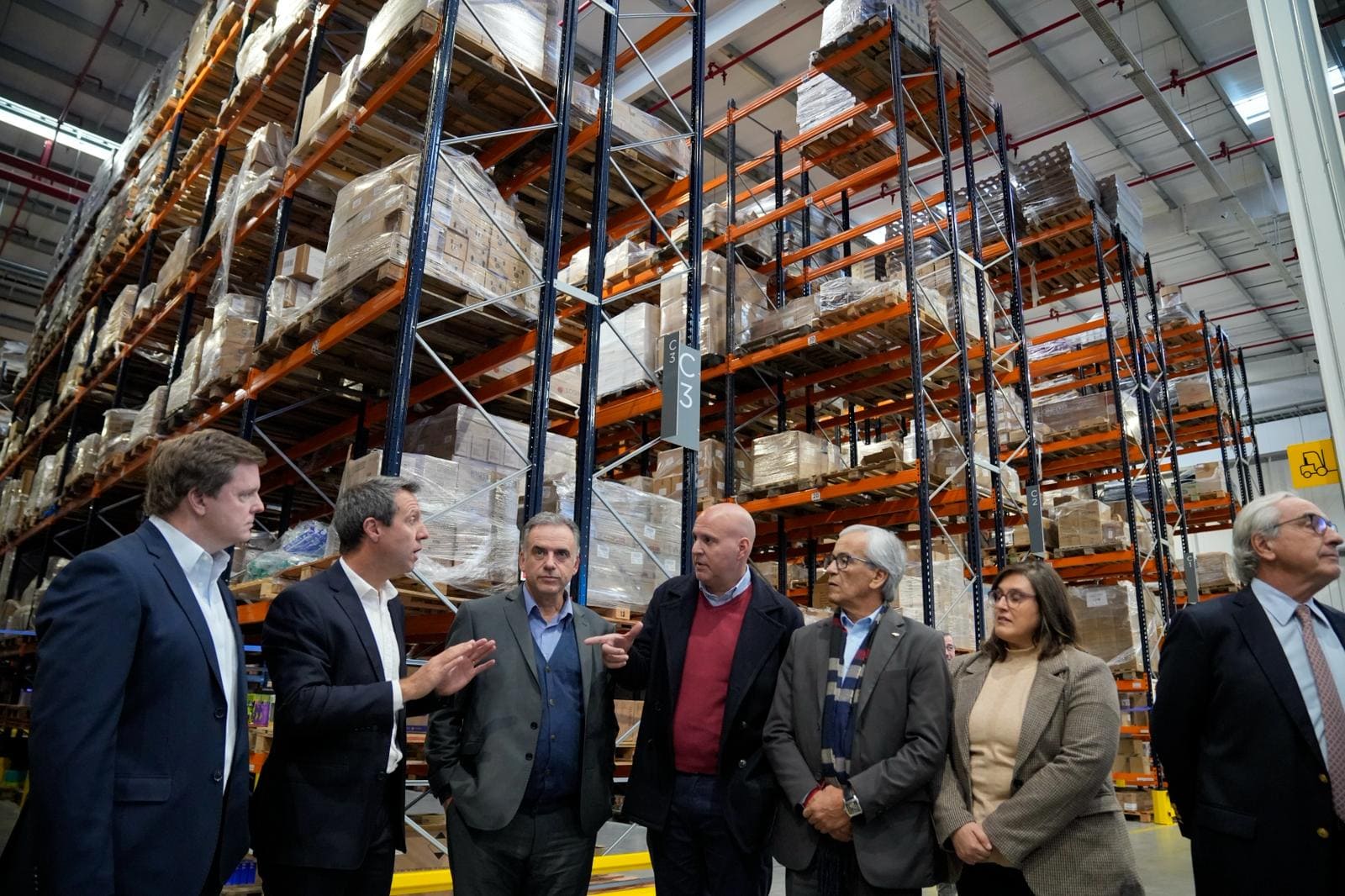Presidente Orsi y autoridades en depósitos de Zentra
