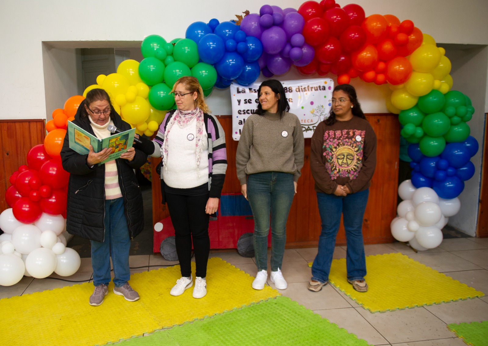 Familiares y maestra leyendo libros