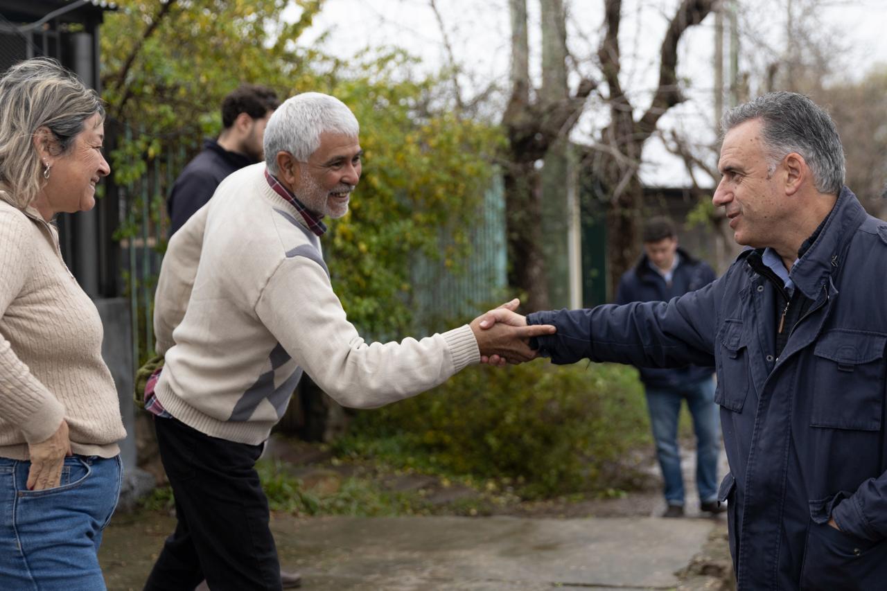 Orsi saludando a vecino de Salto