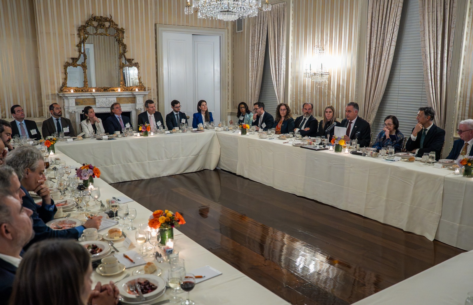 Presidente Orsi exponiendo ante inversores