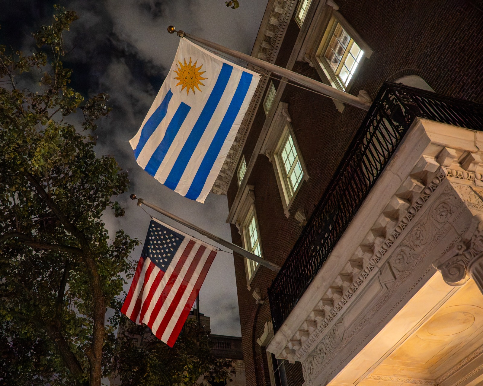 Pabellones de Uruguay y Estados Unidos