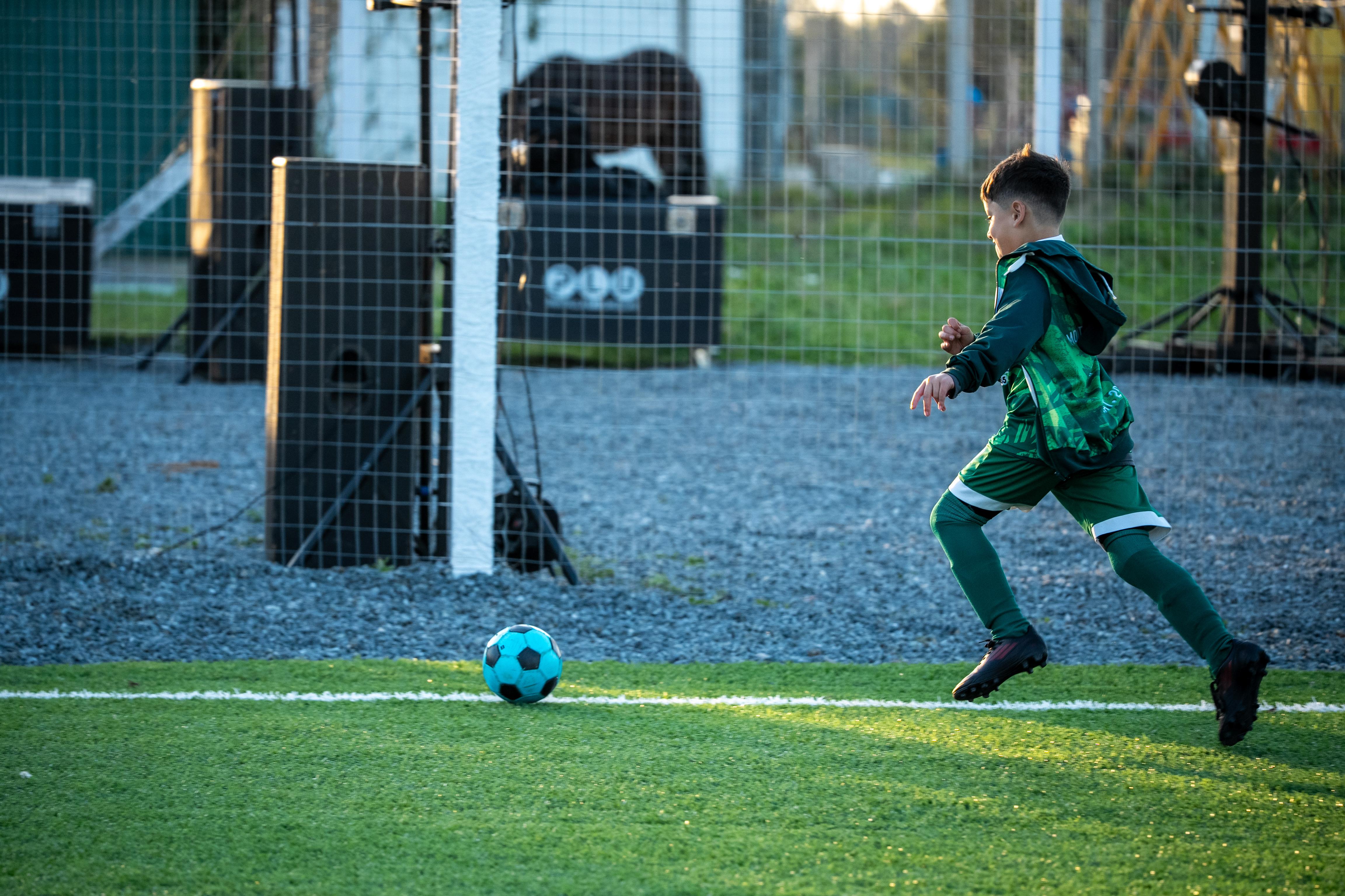Niño jugando al fútbol 