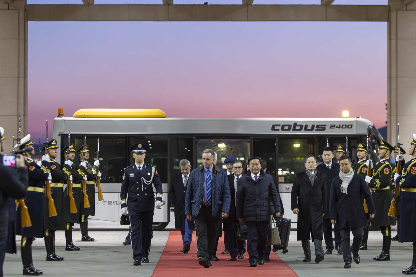 Presidente de la República, Yamandú Orsi, escoltado con comitiva oficial, siendo resivido en China