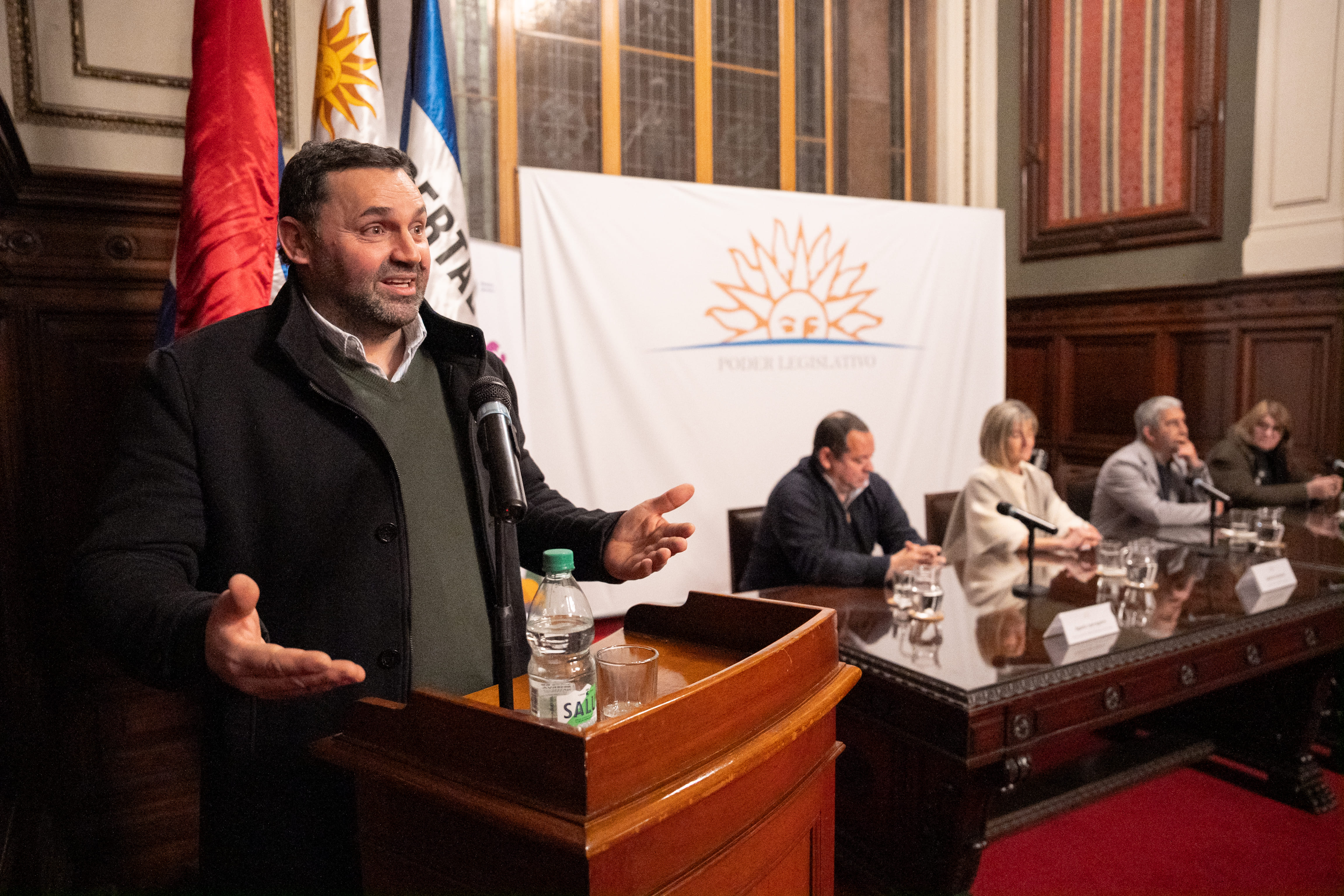Nilson Viazzo y autoridades durante entrega de diplomas
