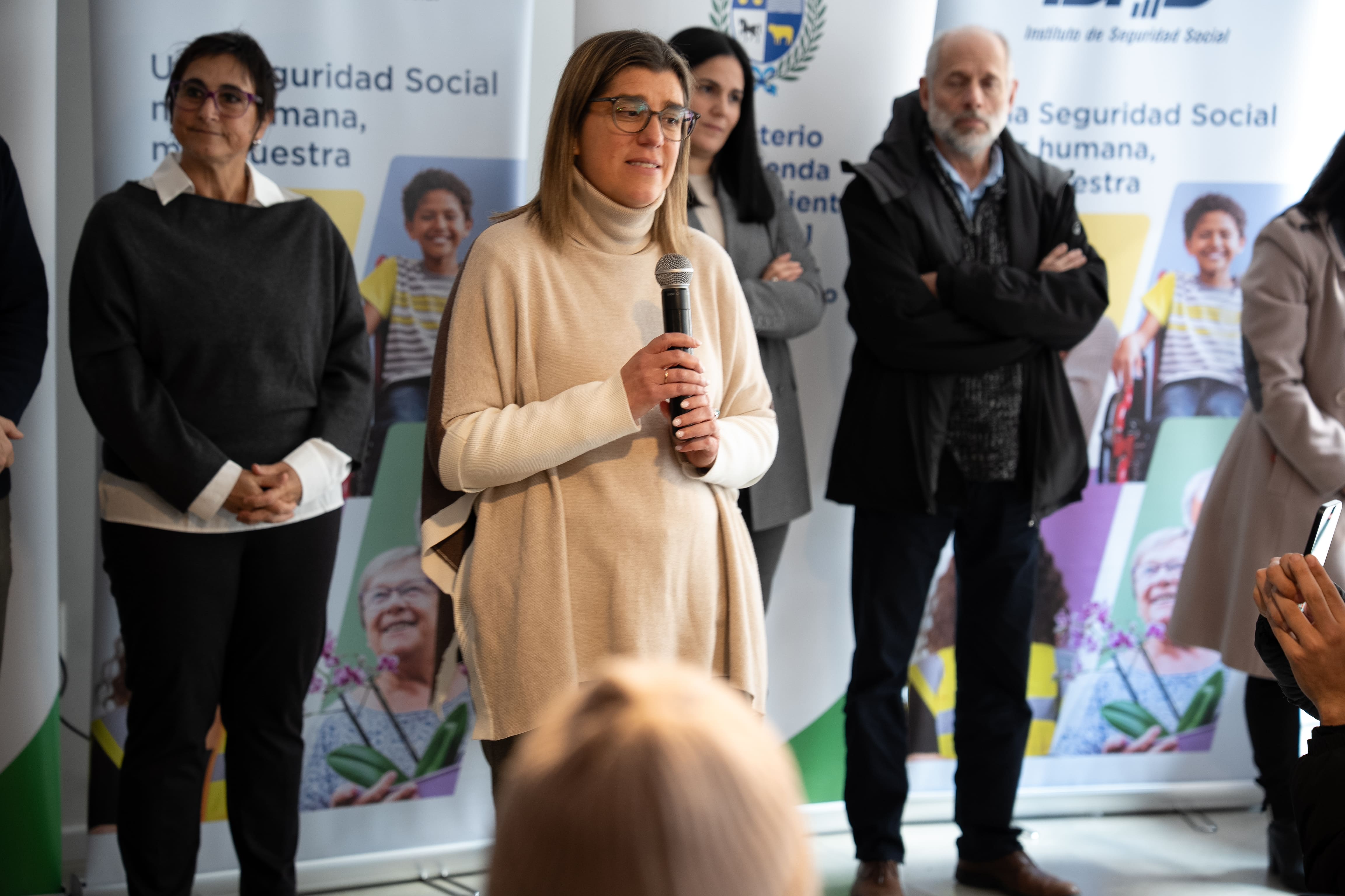 Autoridades en entrega de llaves de Complejo Habitacional Alba