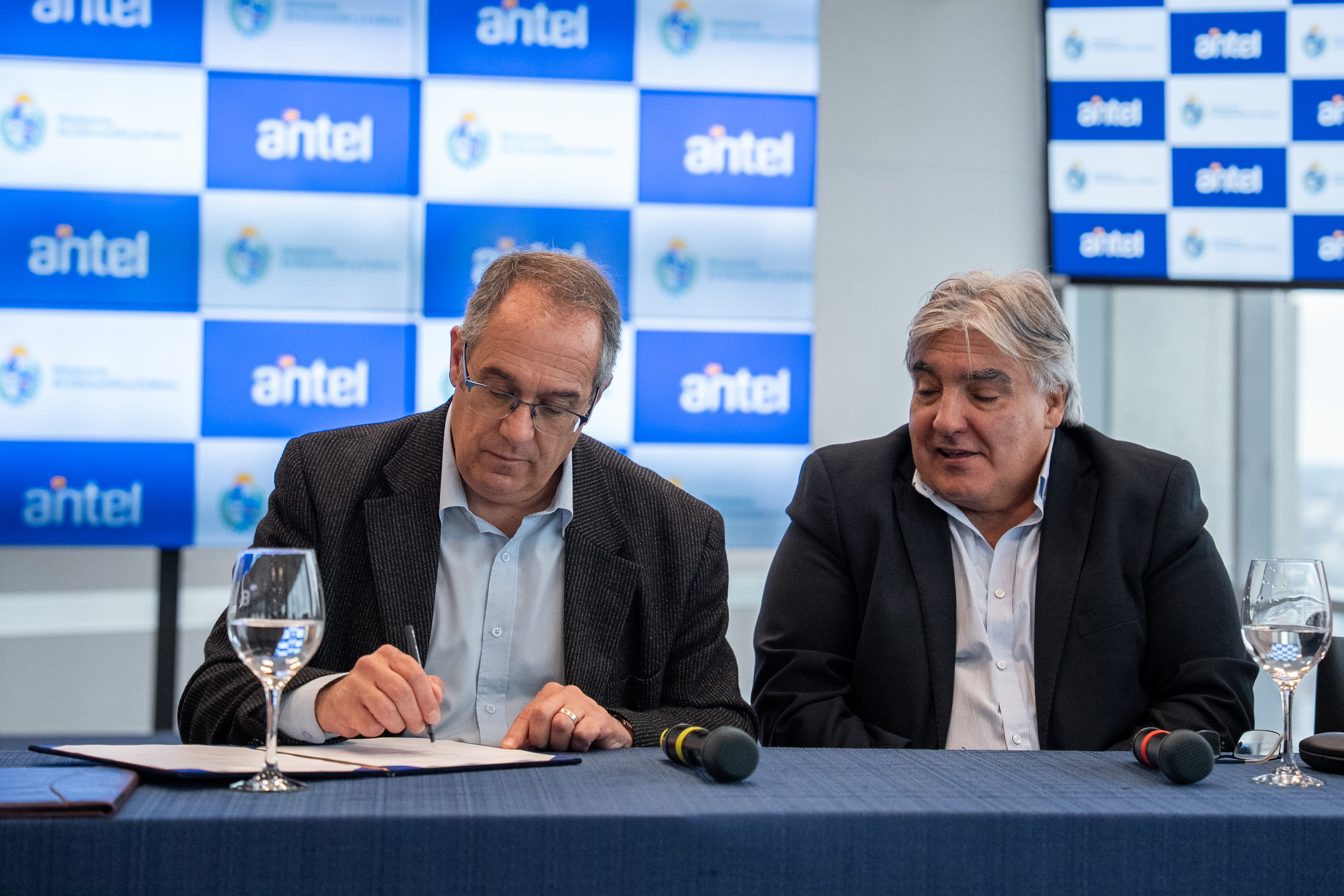 José Carlos Mahía y Alejandro Paz firman acuerdo de cooperación