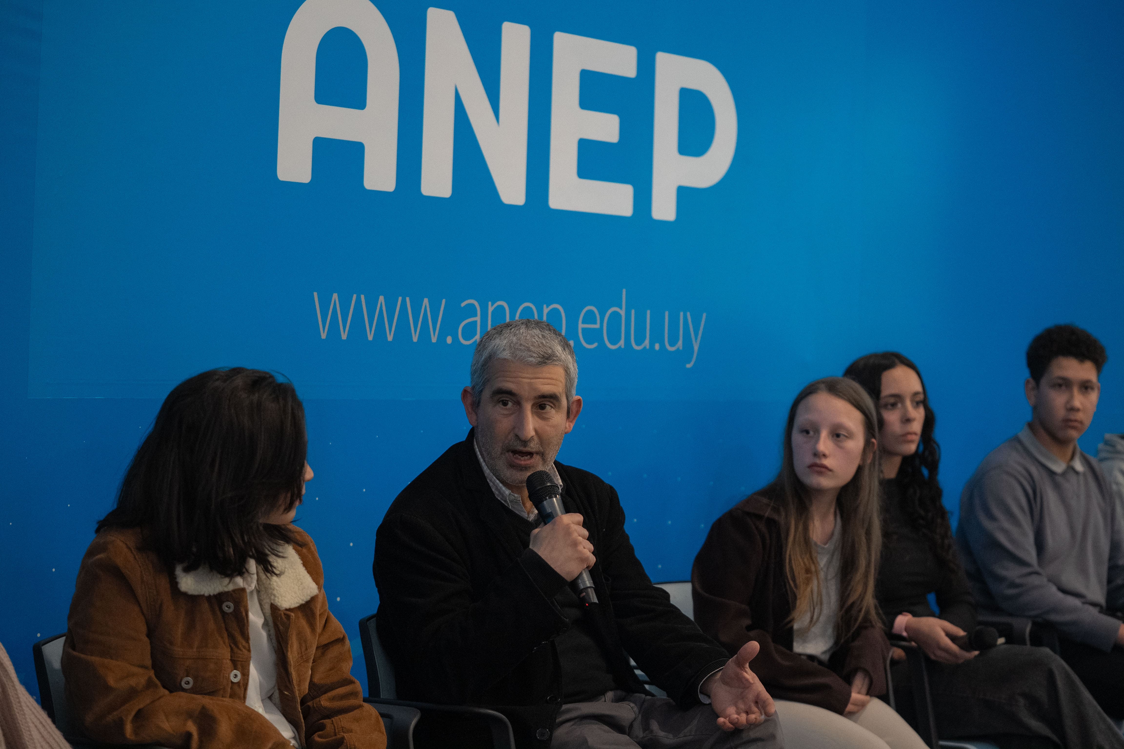Pablo Caggiani dialoga con jóvenes integrantes de grupos de “Participación Comunitaria: Derechos en Acción”