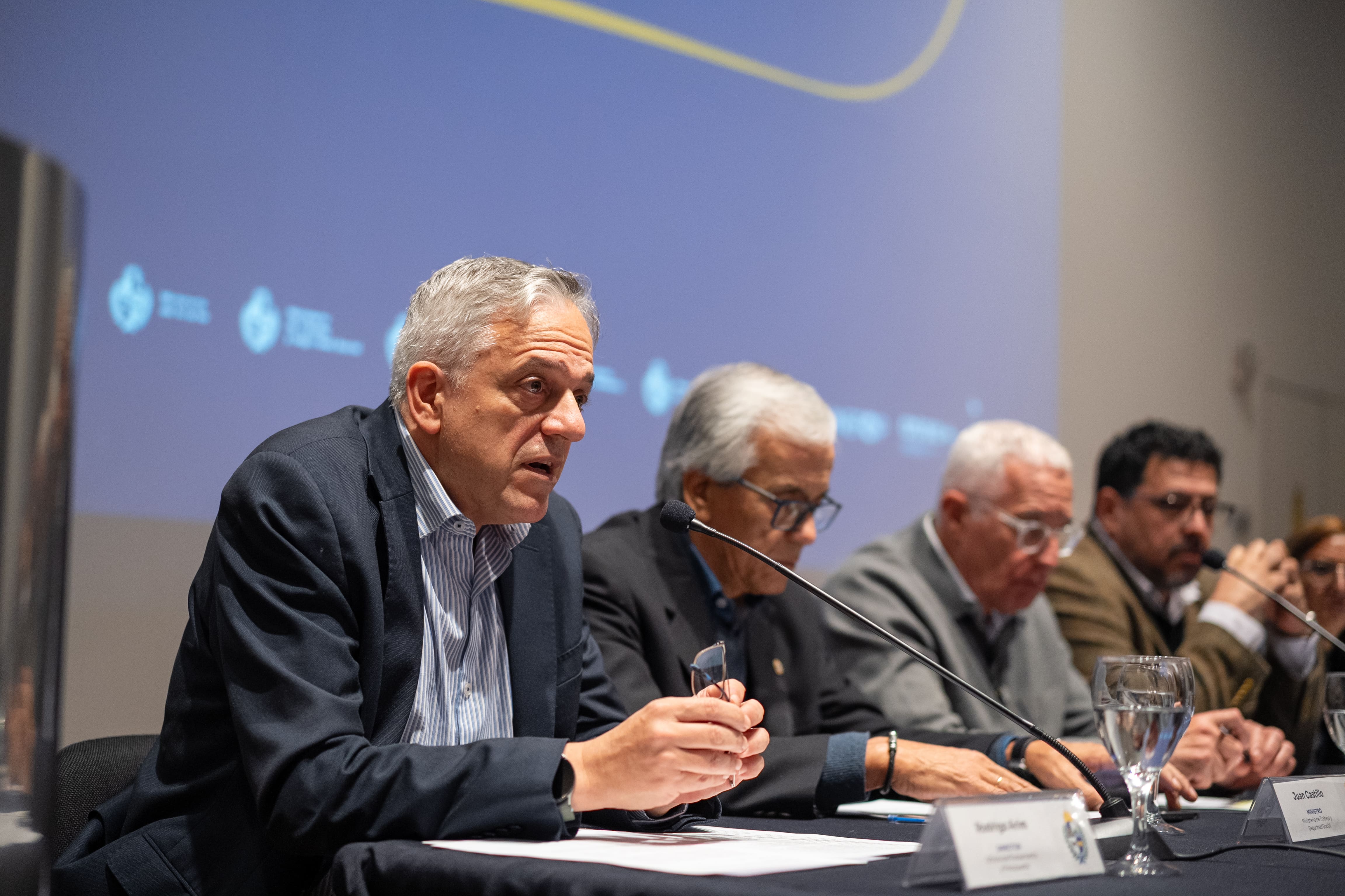 Rodrigo Arim en la mesa de autoridades durante la presentación del plan Libertad Segura