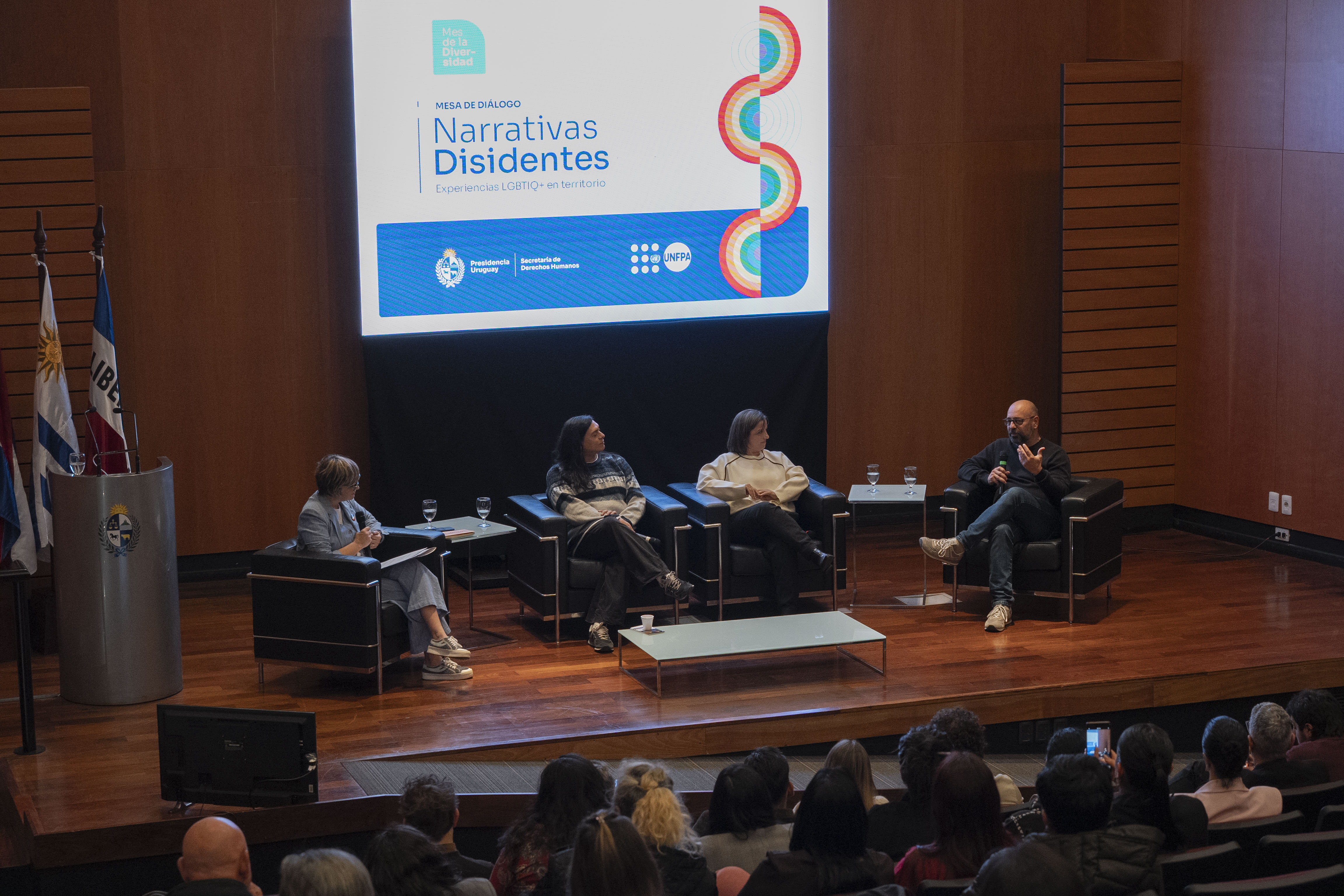 Autoridades, expositores y público