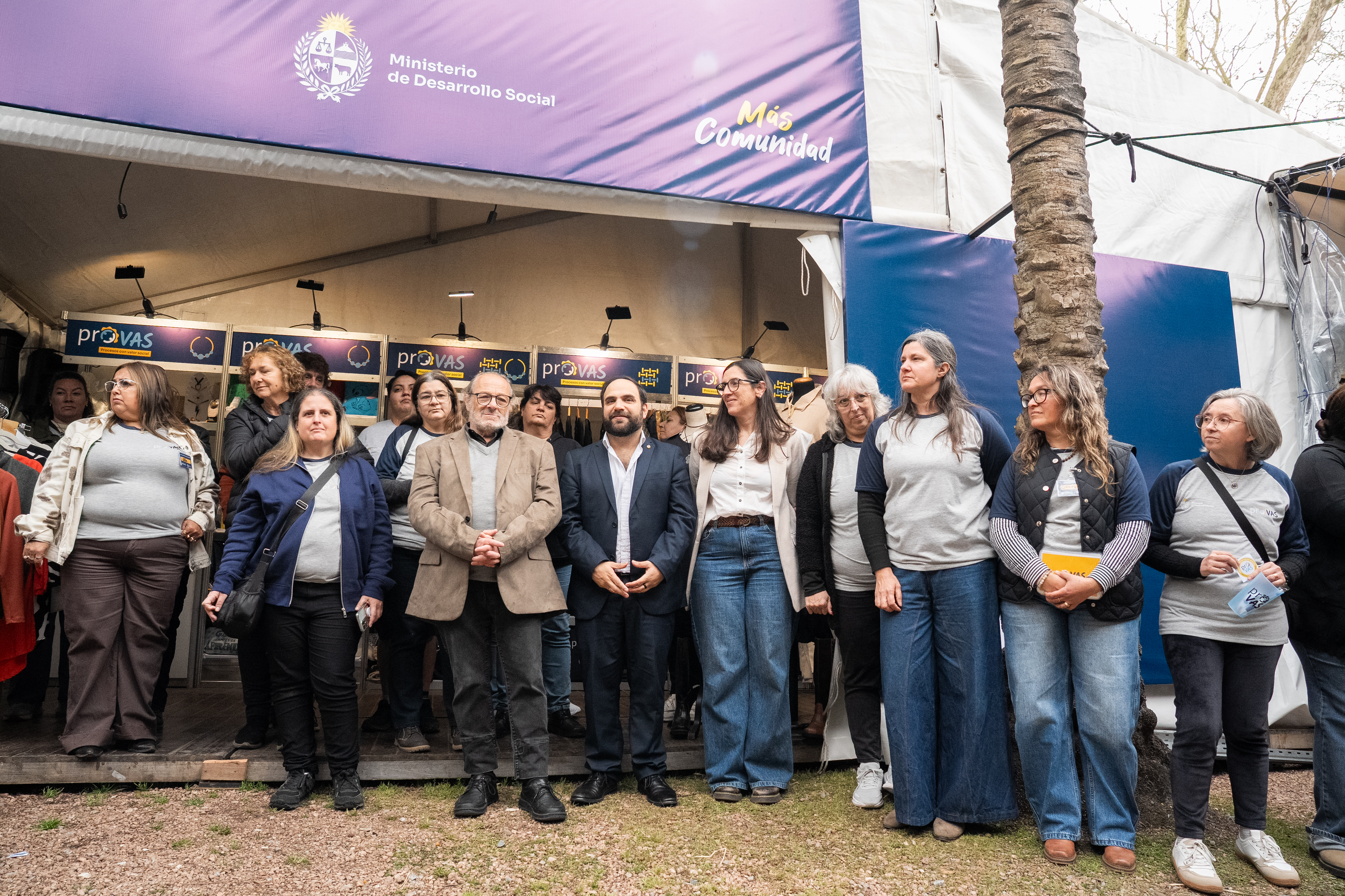 Autoridades del Mide con mujeres emprendedoras del Provas