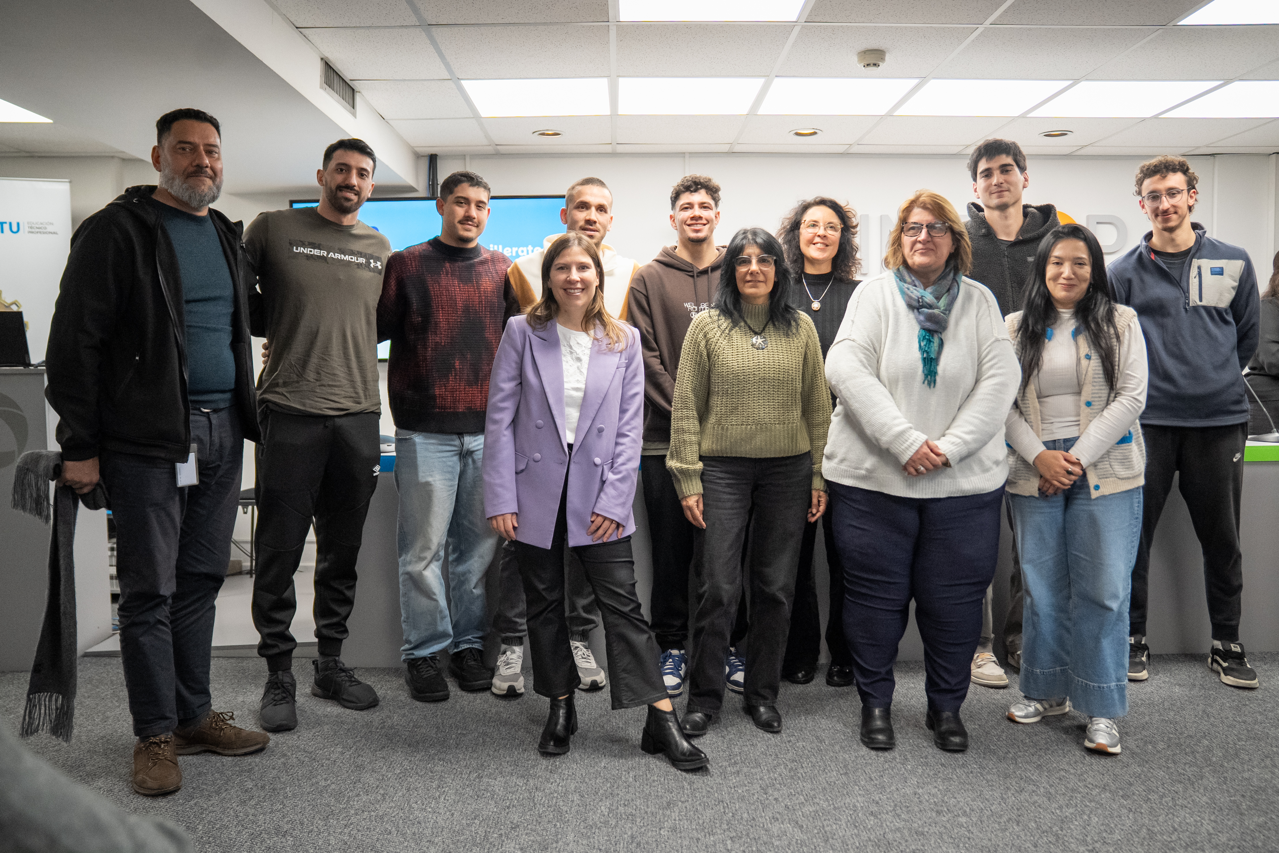 Autoridades y basquetbolistas profesionales tras presentación de nuevo bachillerato