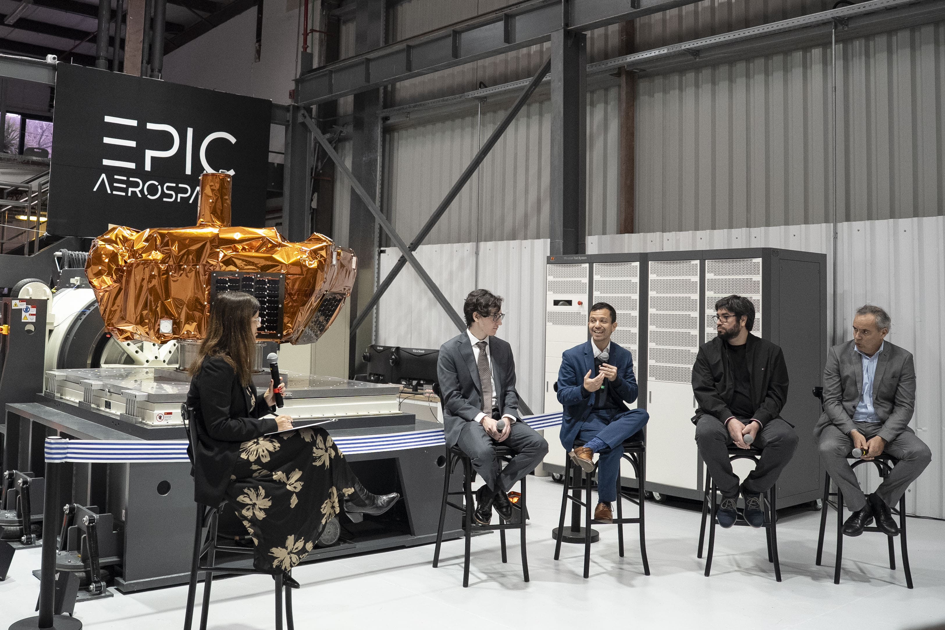 Autoridades durante espacio de intercambio en ceremonia de presentación de instalaciones de Epic Aerospaces
