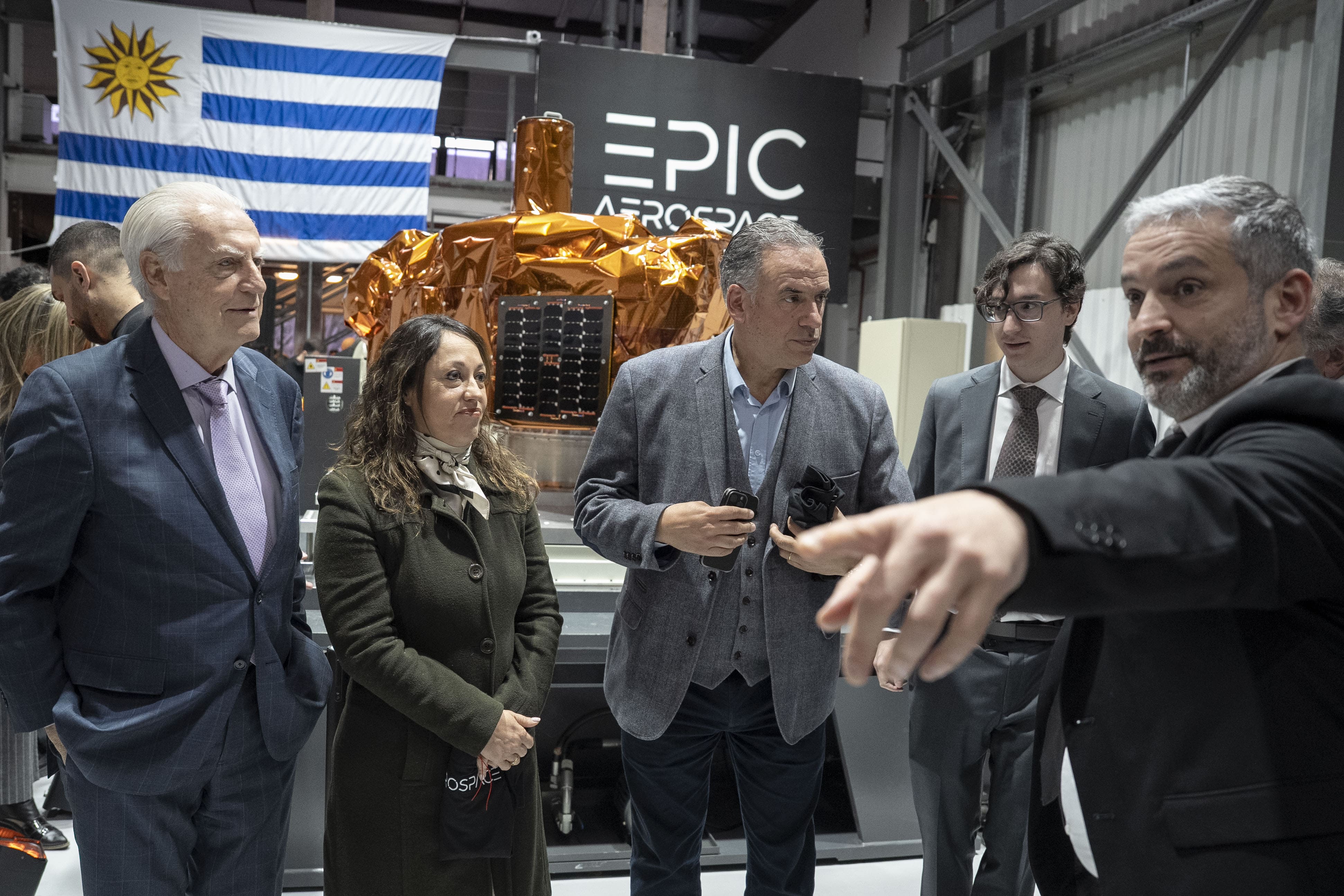 Autoridades en la presentación de nuevas instalaciones de Epic Aerospaces