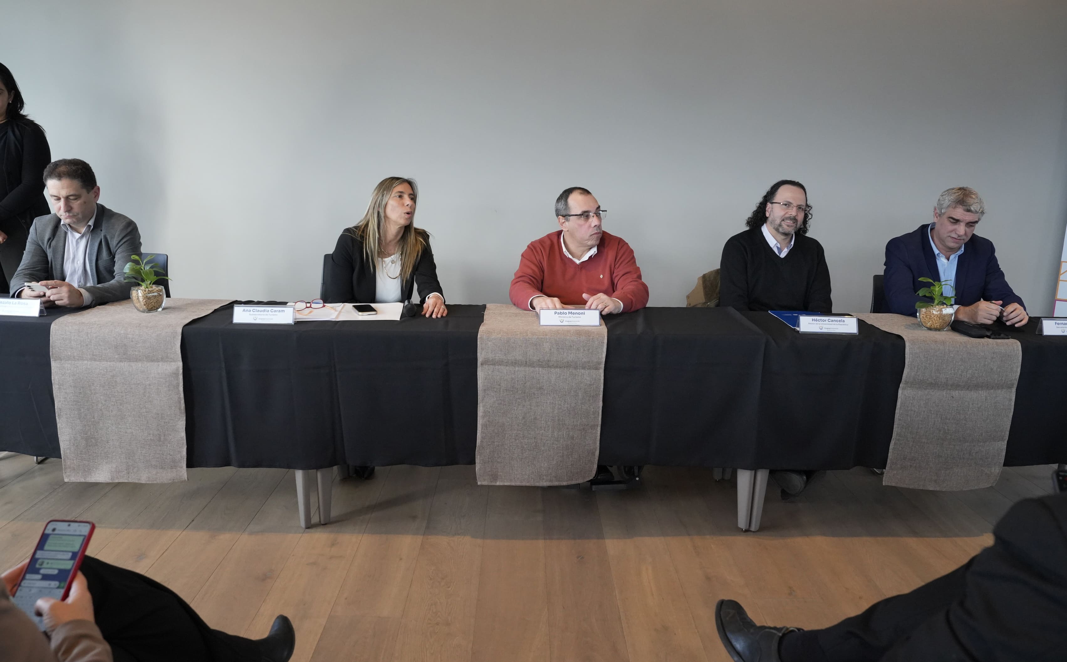 Autoridades durante la firma del convenio