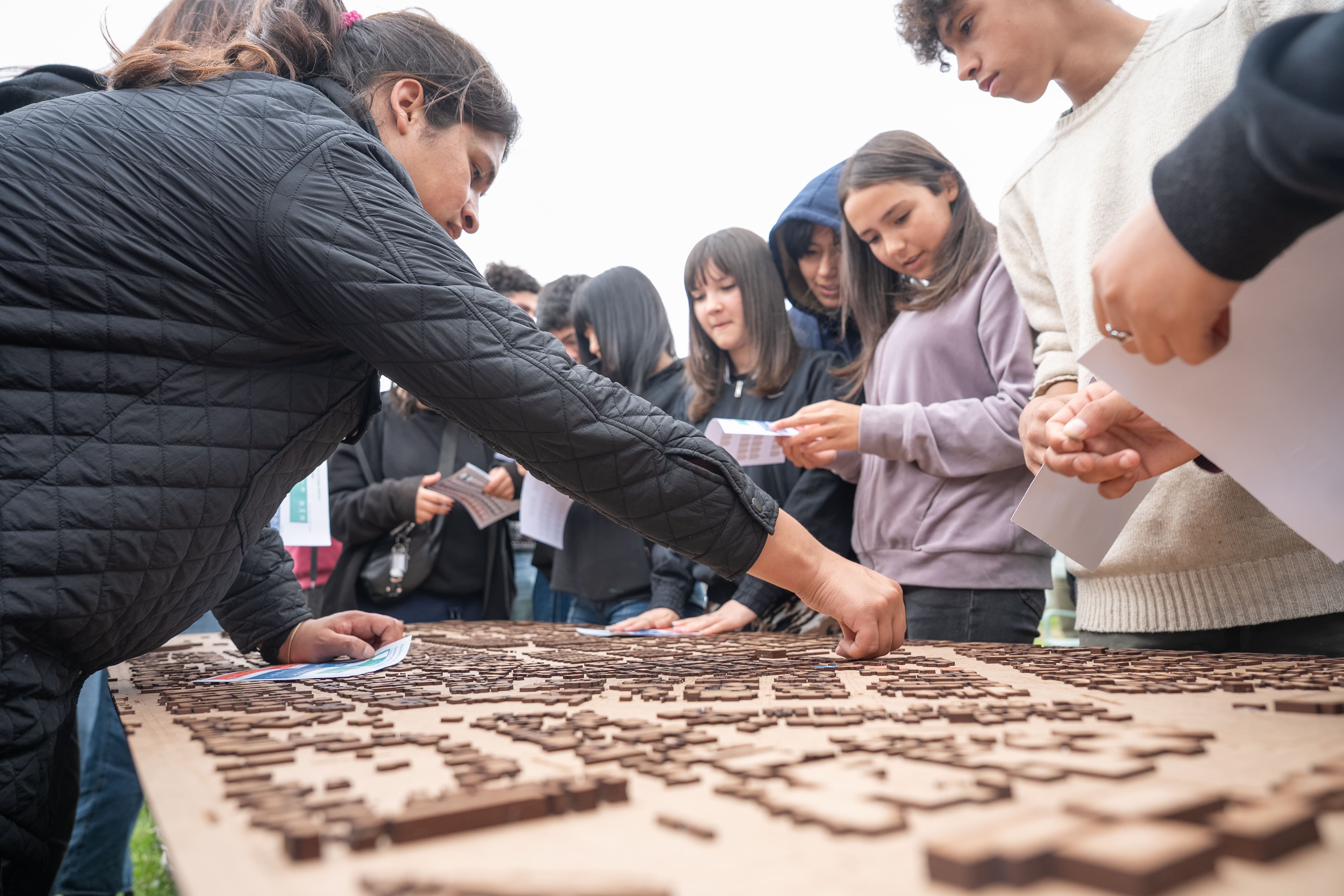 Participantes de la construcción de la plaza "Conexión", en Cerro Norte, Montevideo