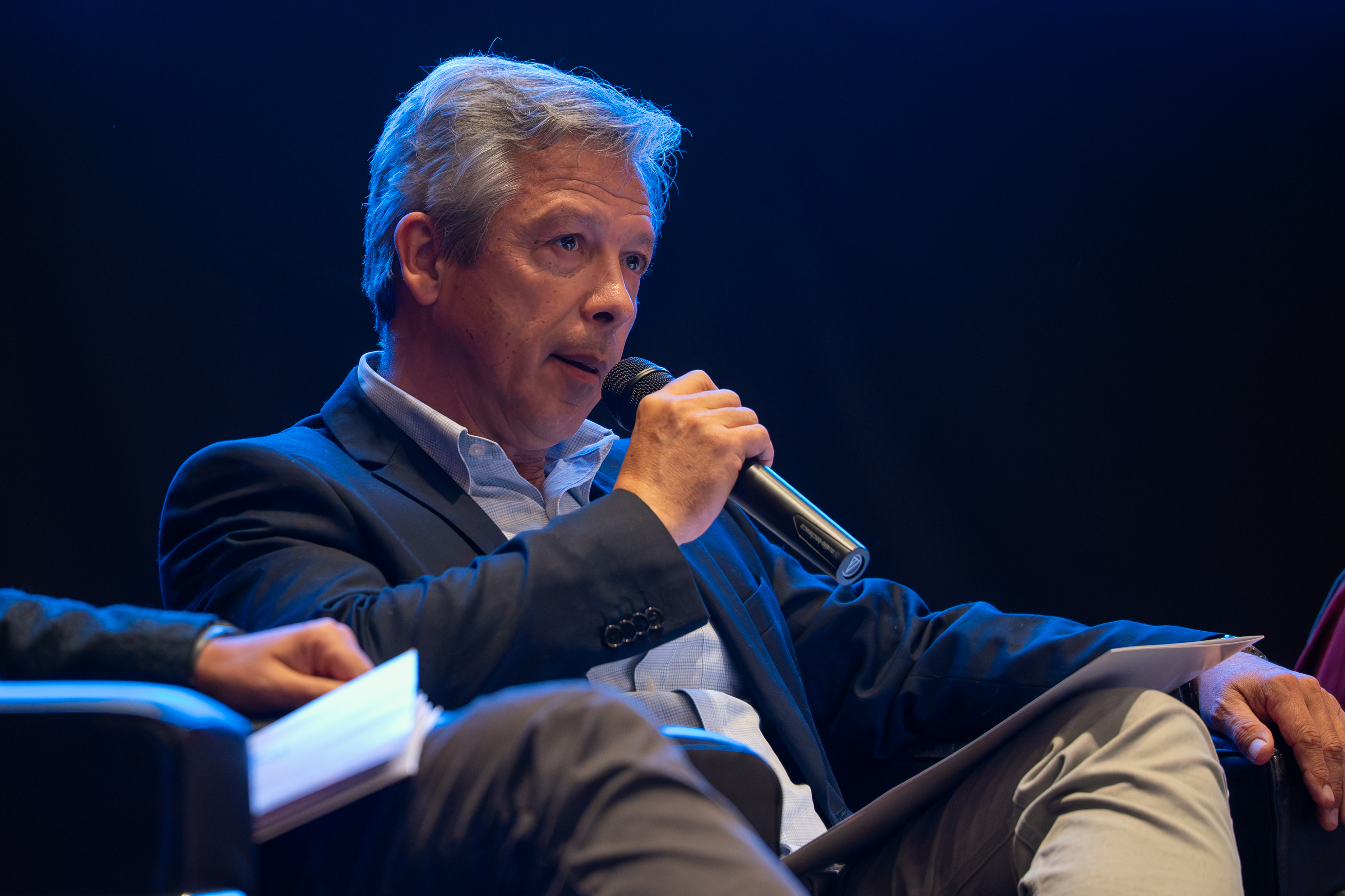 Secretario nacional del Deporte, Alejandro Pereda, brinda una oratoria durante la presentación de la campaña de salud mental, en el auditorio de Torre Ejecutiva