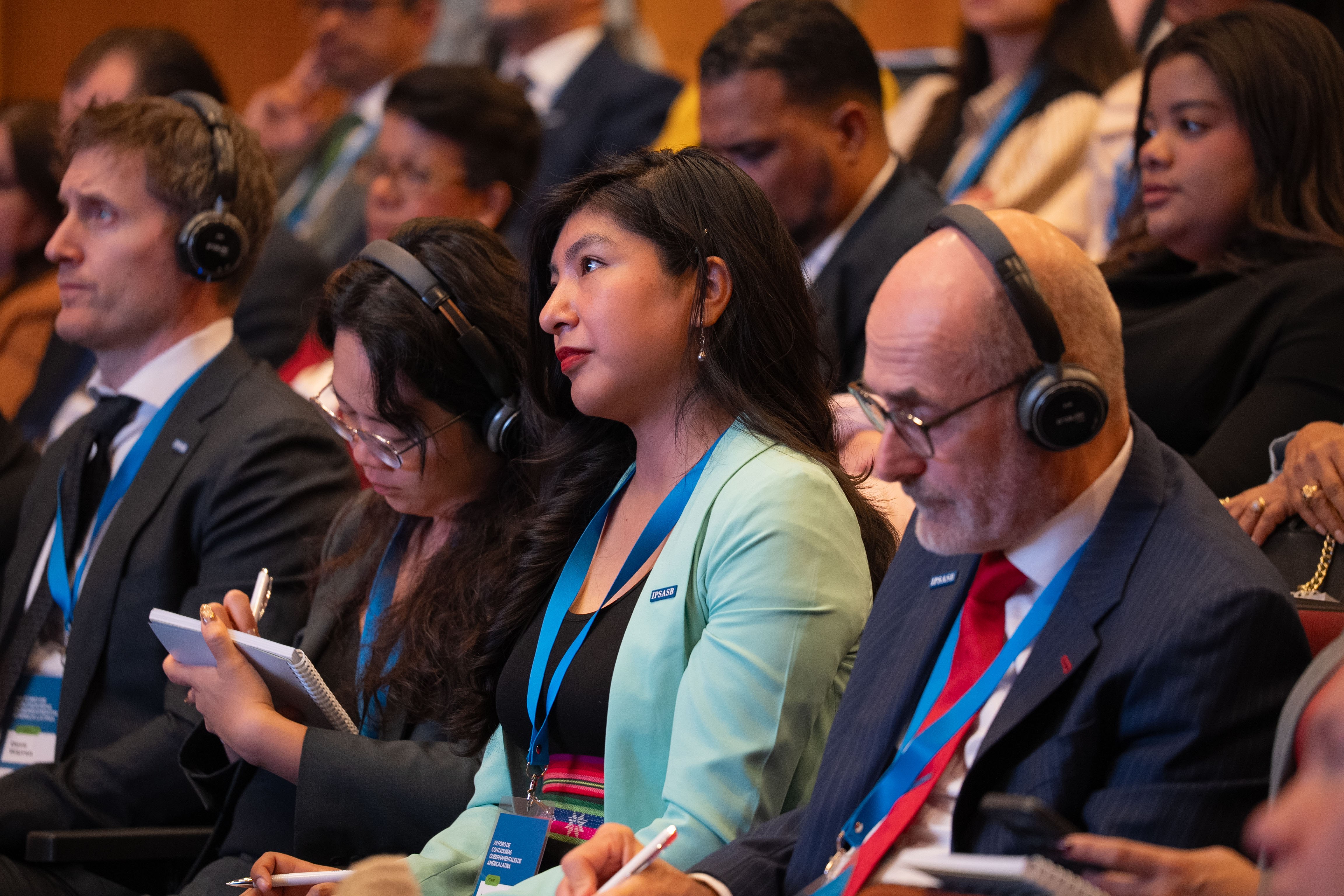 Participantes del XII Foro de Contadurías Gubernamentales de América Latina escuchan al ministro de Economía, Gabriel Oddone