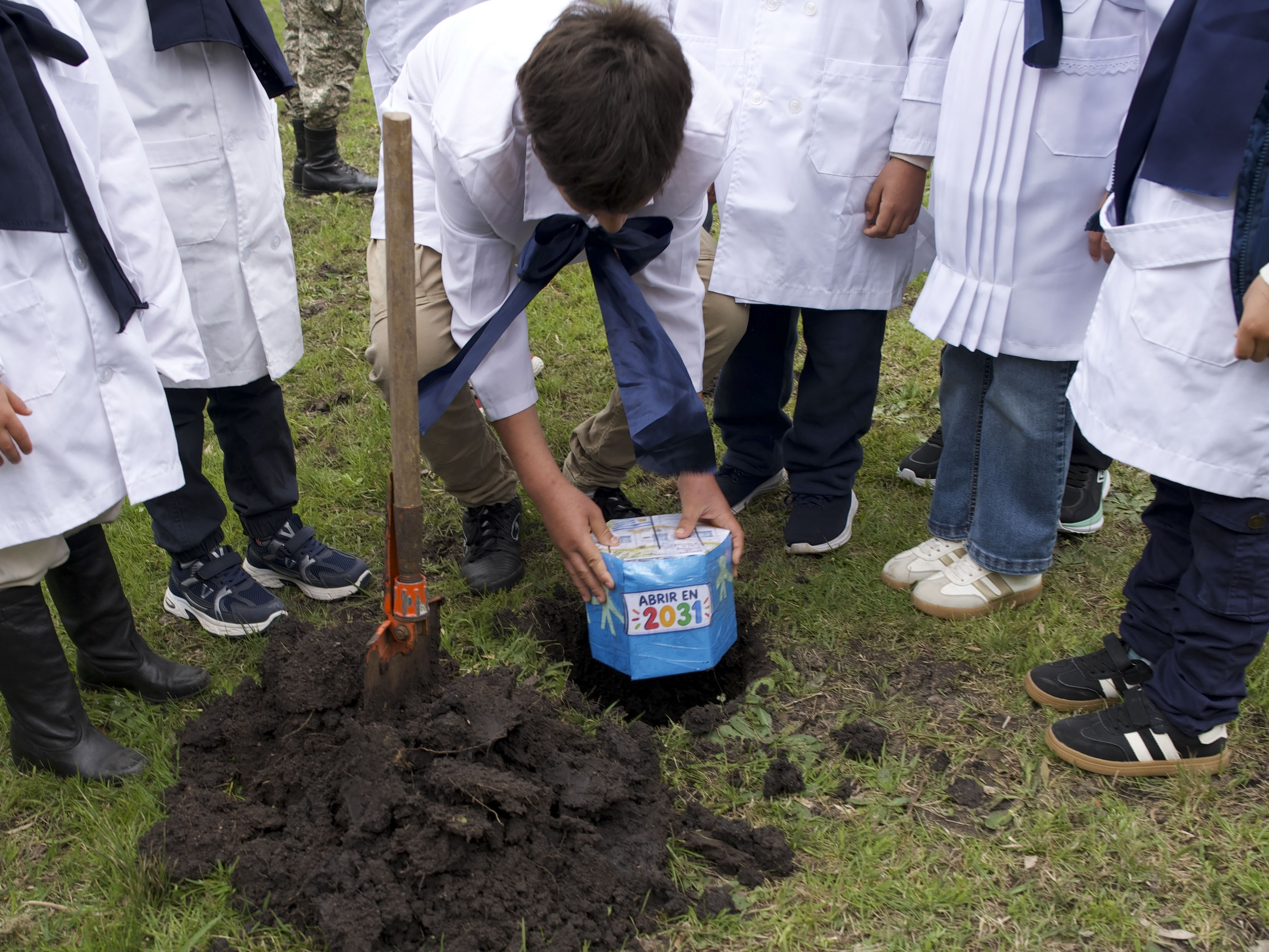 Alumnos de la escuela n°58 de Sarandí Grande entierran una capsula del tiempo durante la conmemoración del 201° aniversario de la Batalla de Sarandí