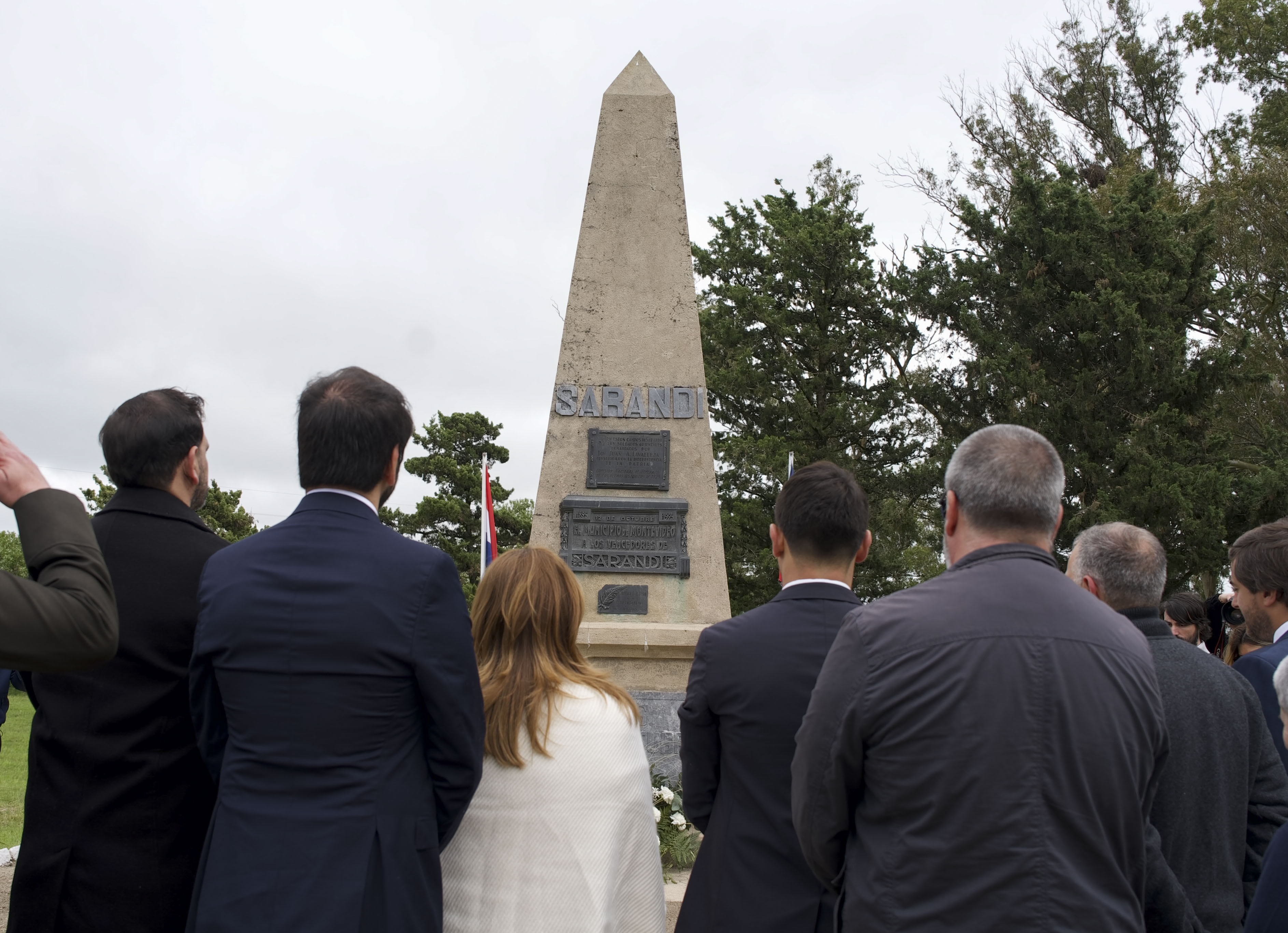 Autoridades de pie frente a obelisco que recuerda la Batalla de Sarandí