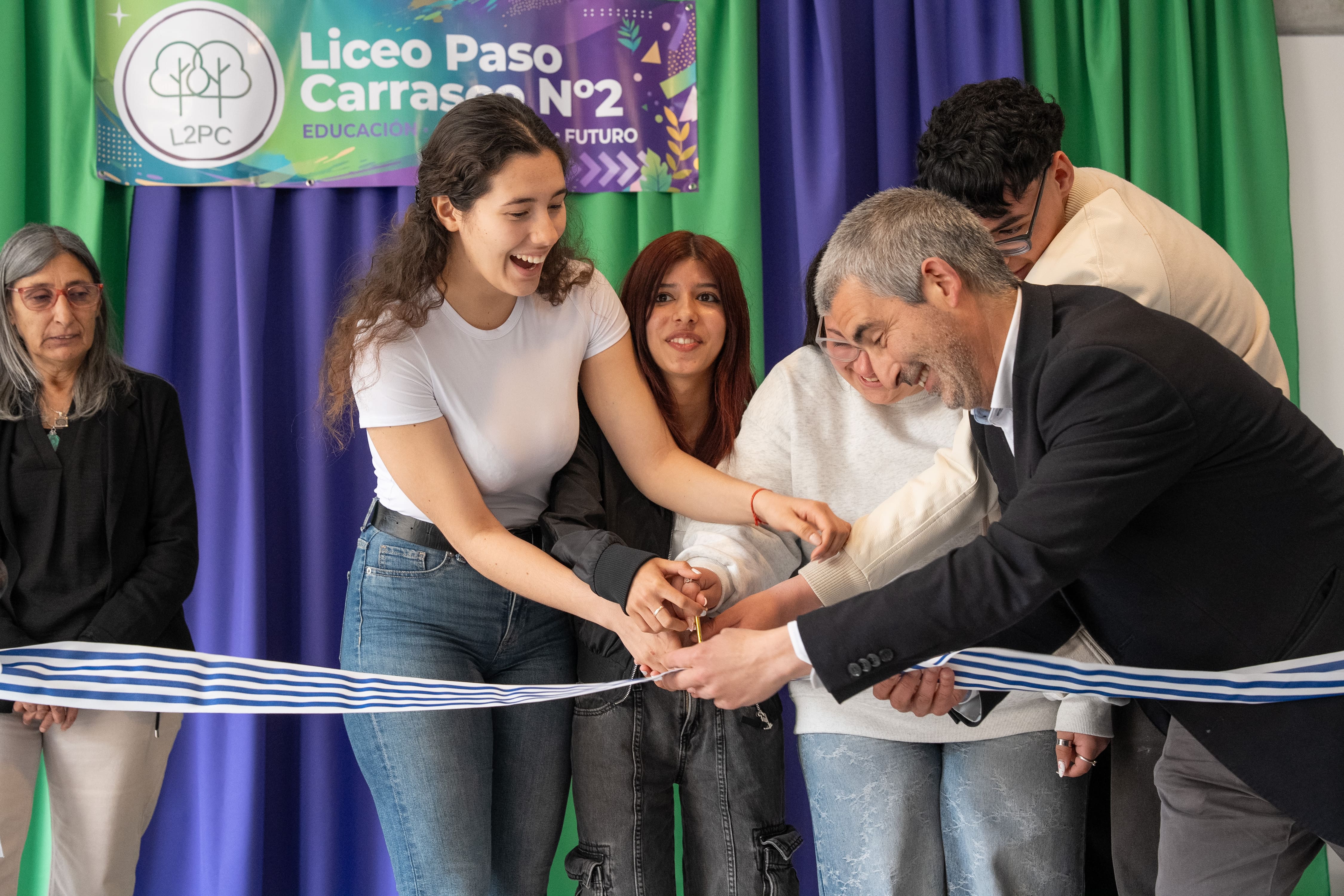 Estudiantes junto a Pablo Caggiani cortan la cinta de inauguración del centro educativo