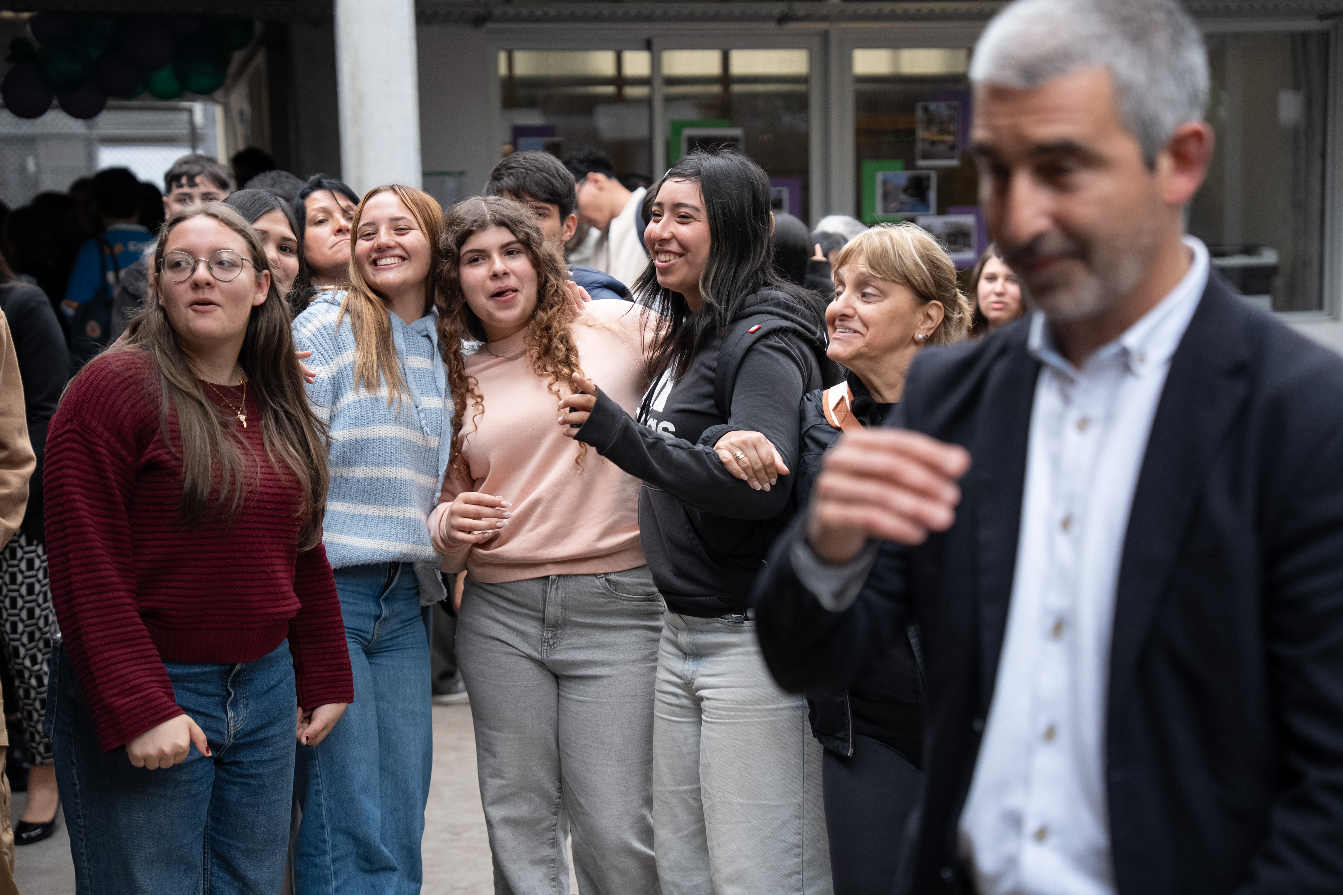 Estudiantes en el patio del liceo de Paso Carrasco, junto a Pablo Caggiani cortan la cinta de inauguración del centro educativo