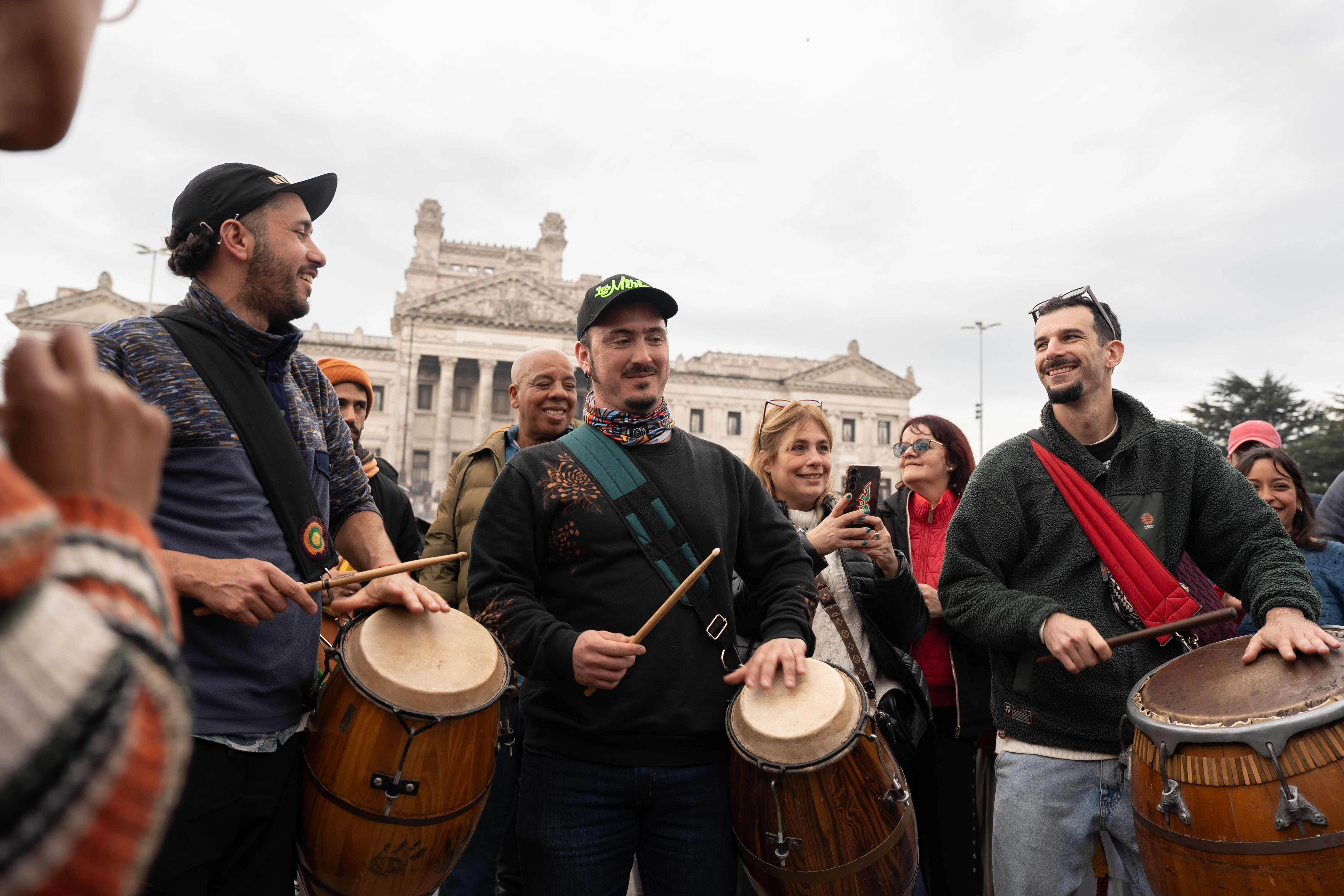 Cuerda de tambores en las afueras del Palacio Legislativo