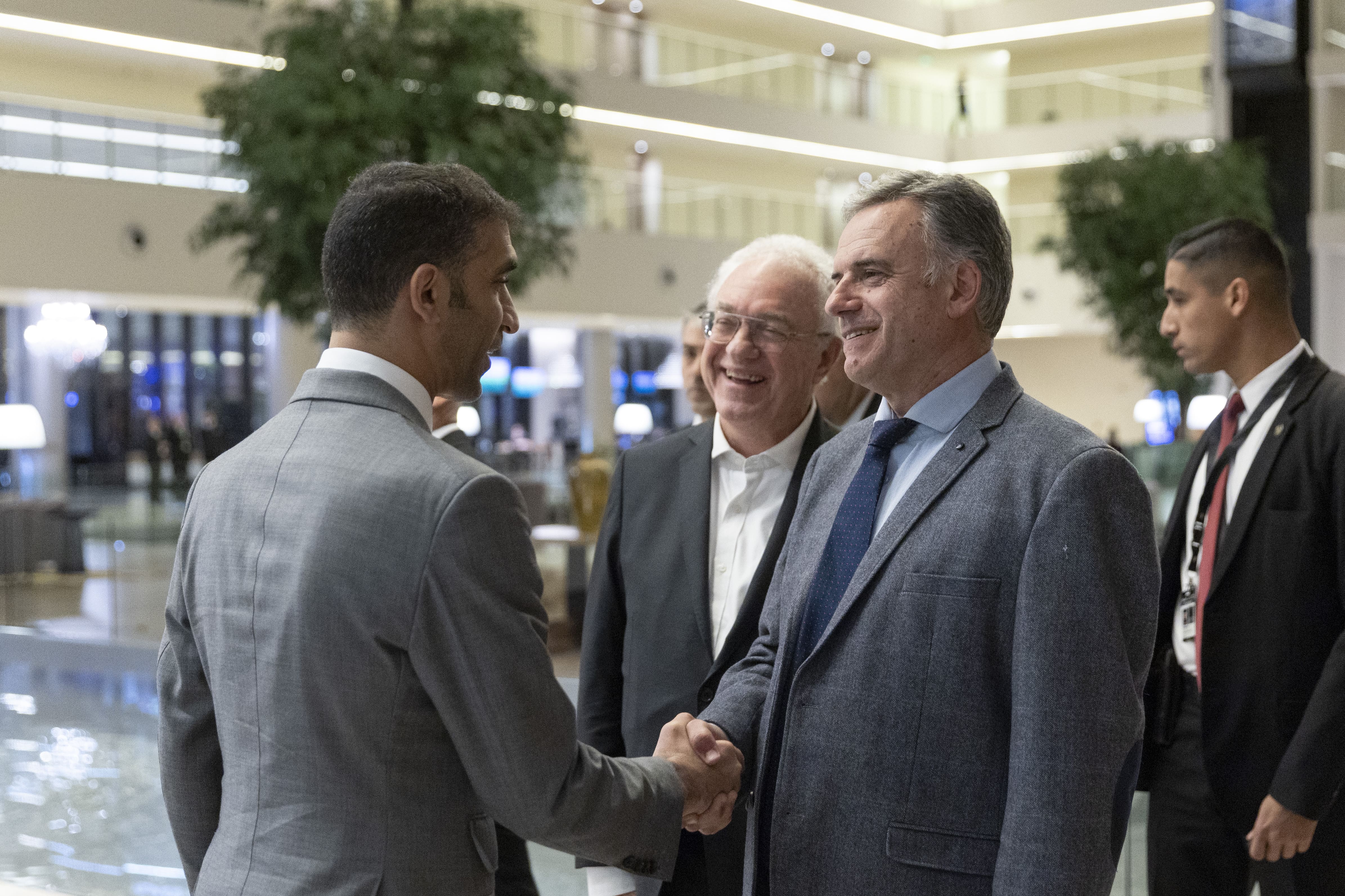 Ministro de Comercio de Emiratos Árabes saluda al presidente Yamandú Orsi y al ministro Mario Lubetkin