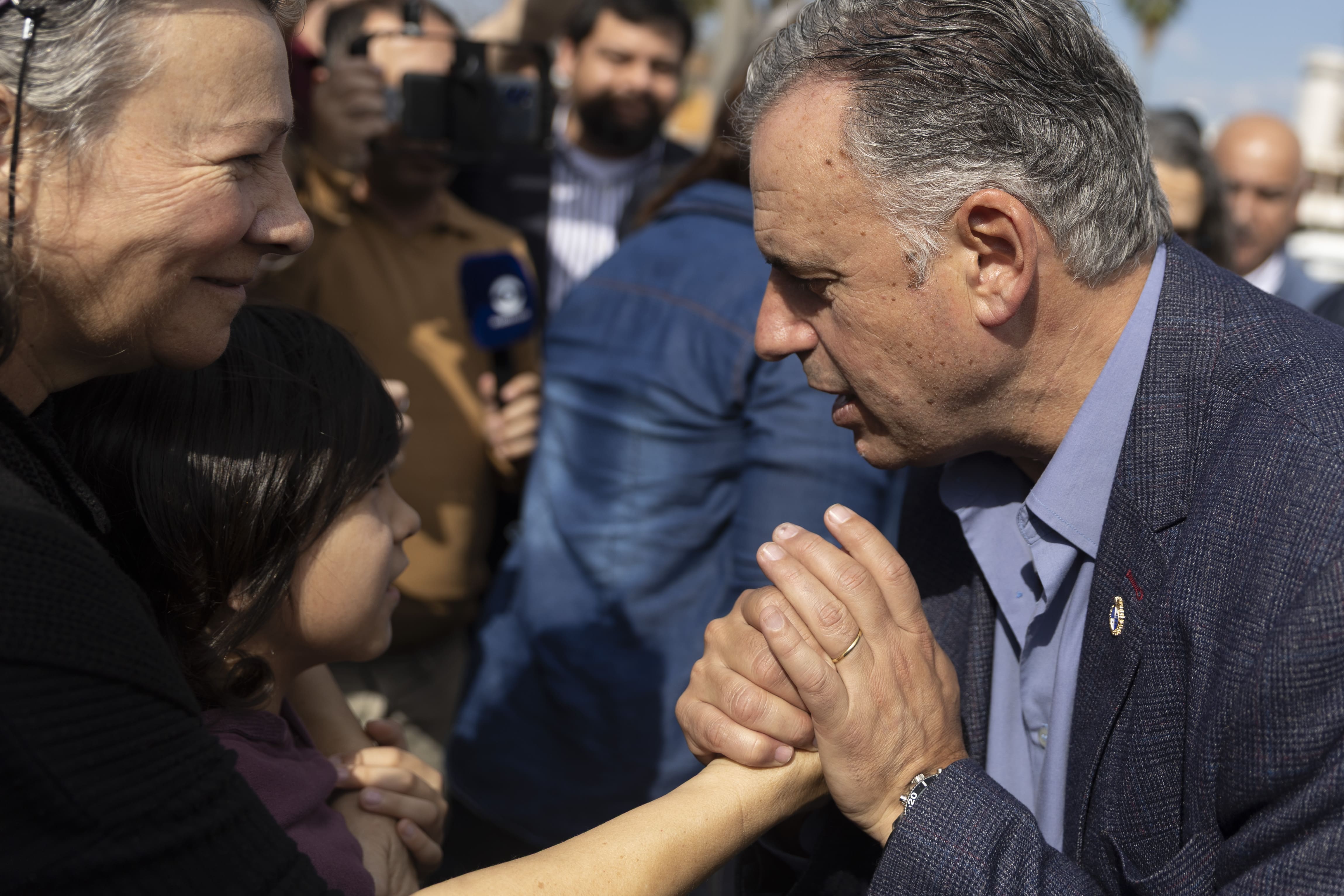 Presidente Orsi con ciudadanos de Artigas durante inauguración de obras en el puente Quaraí