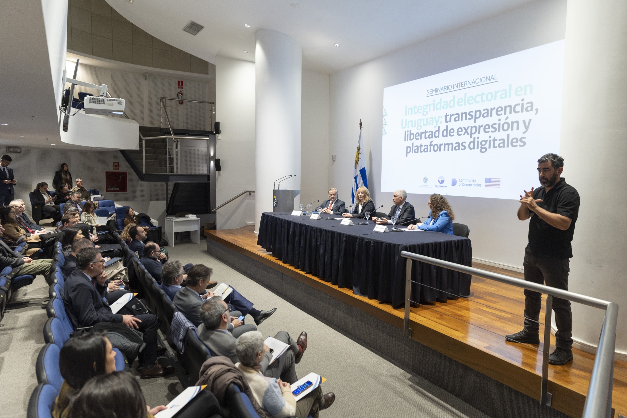 Mesa institucional del seminario “Integridad electoral en Uruguay: transparencia, libertad de expresión y plataformas digitales”