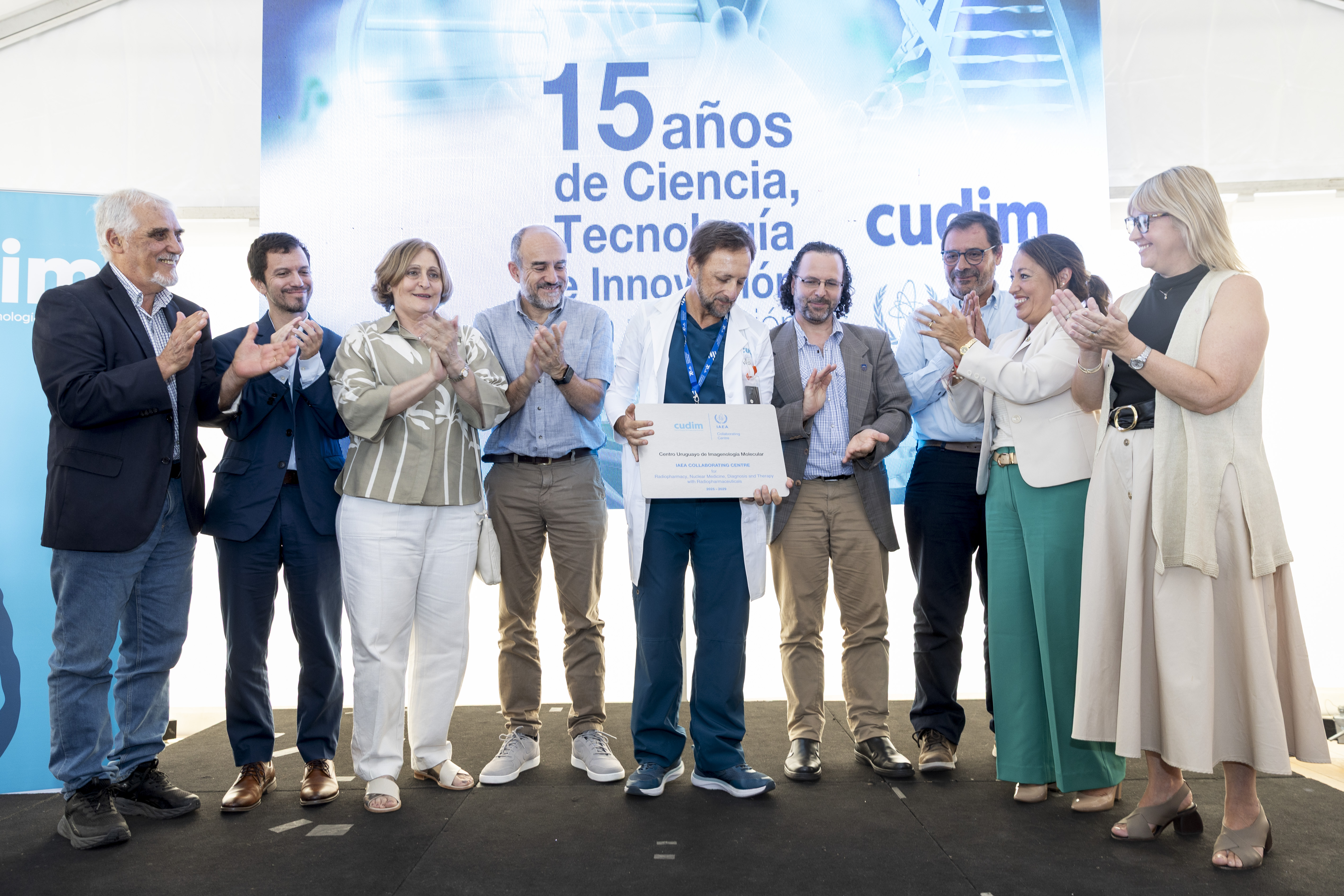 Autoridades en entrega de placa