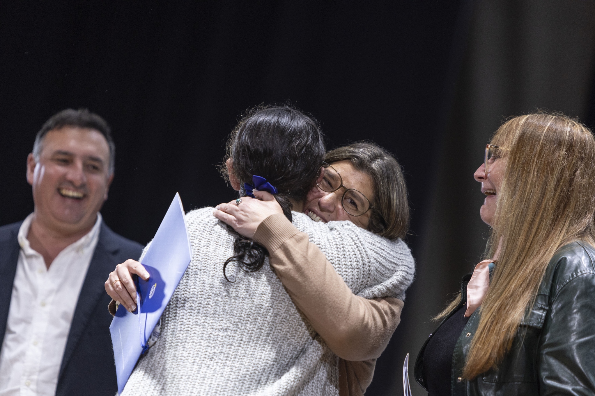 Carlos Albisu y Tamara Paseyro, junto a adjudicataria de vivienda