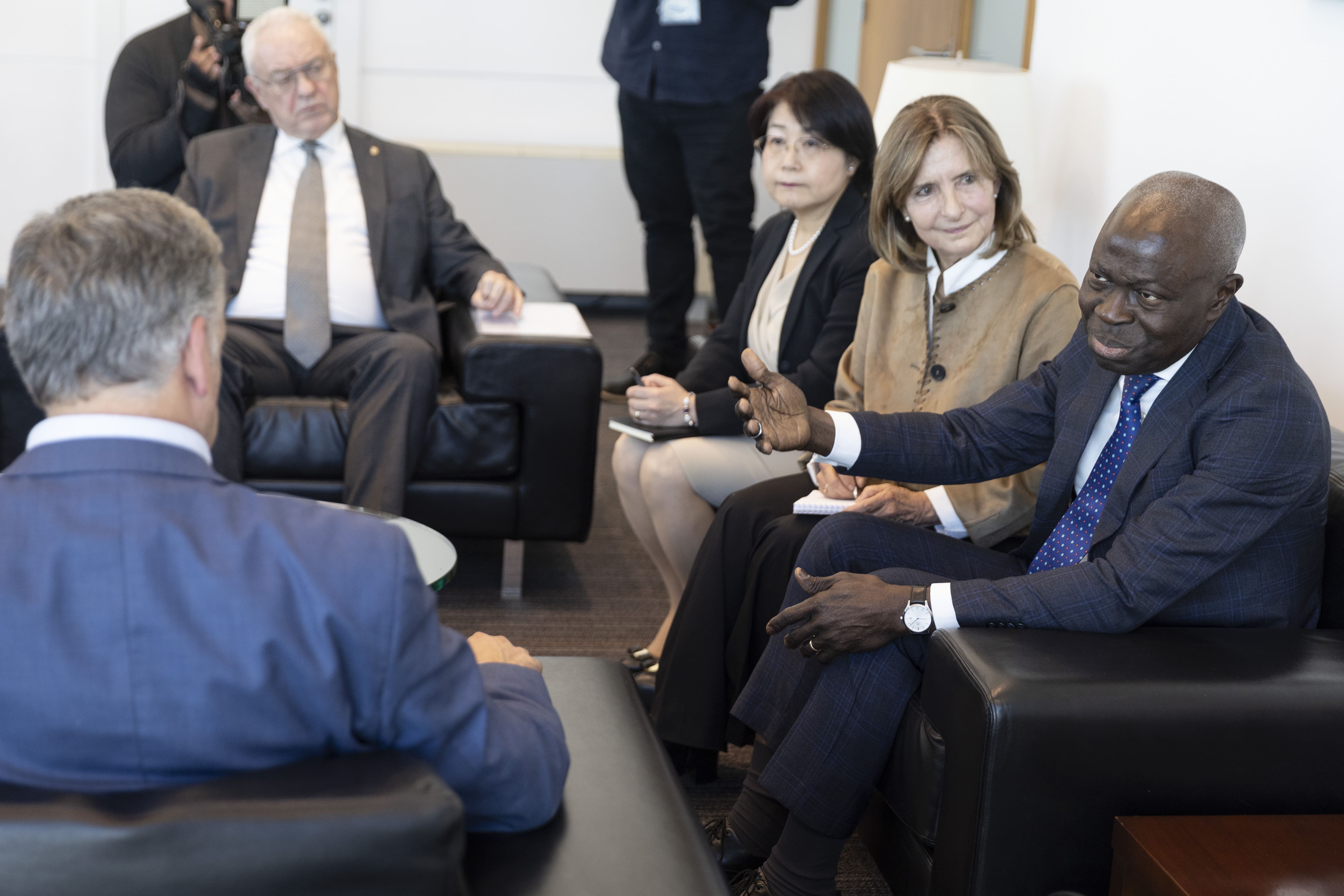 Autoridades en reunión de Orsi con director general de OIT