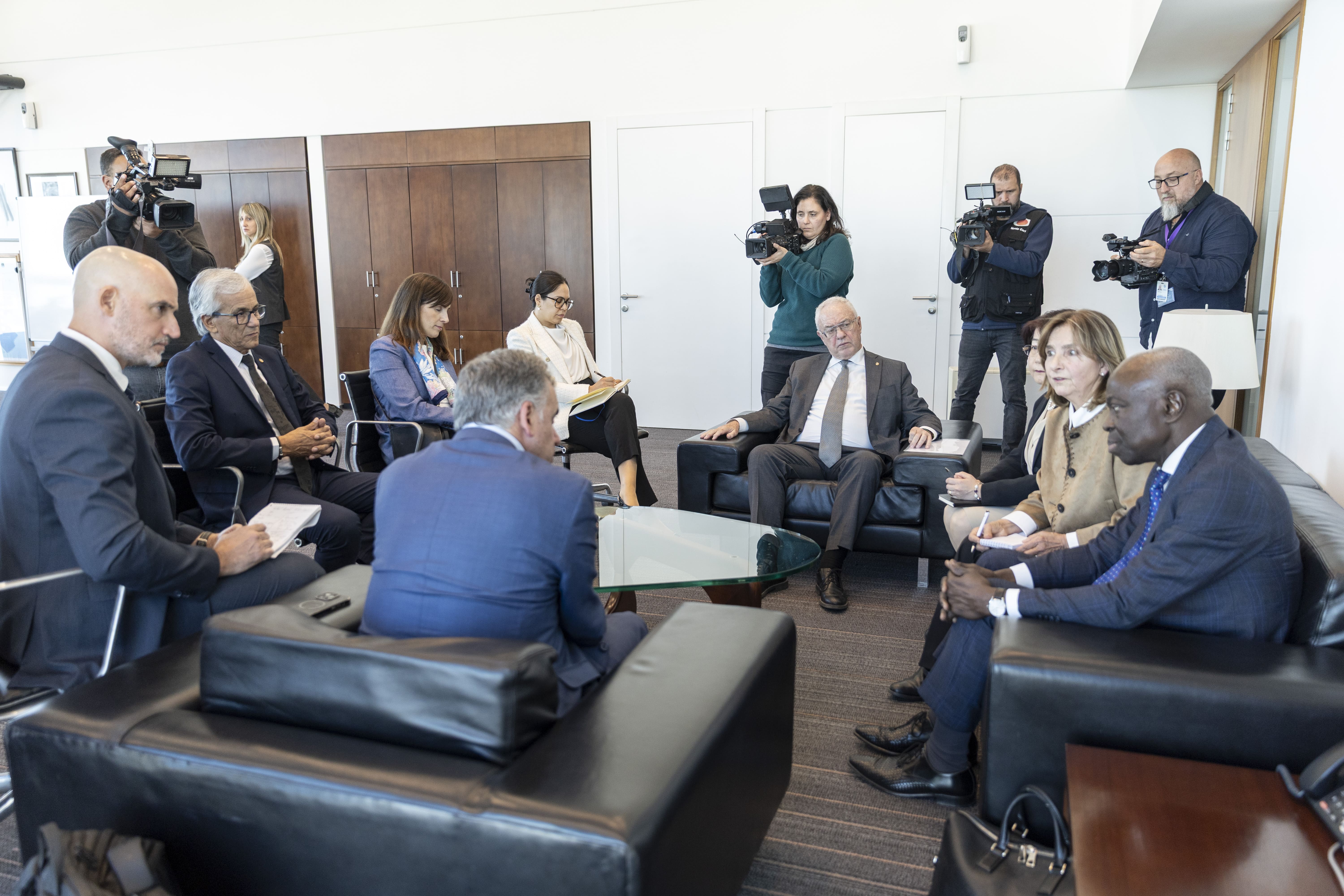 Autoridades en reunión de Orsi con director general de OIT