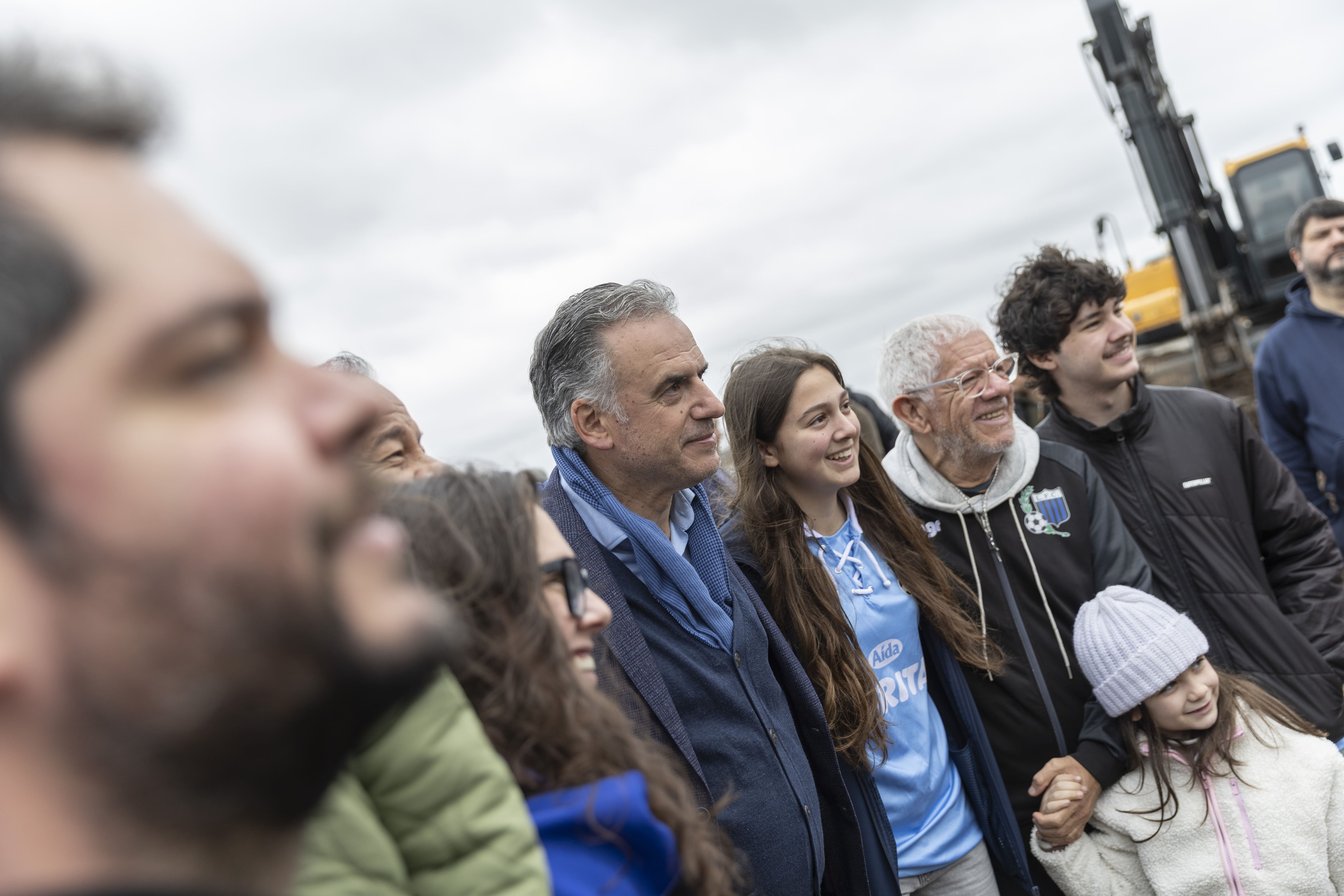 Presidente Orsi junto a hinchas de Liverpool