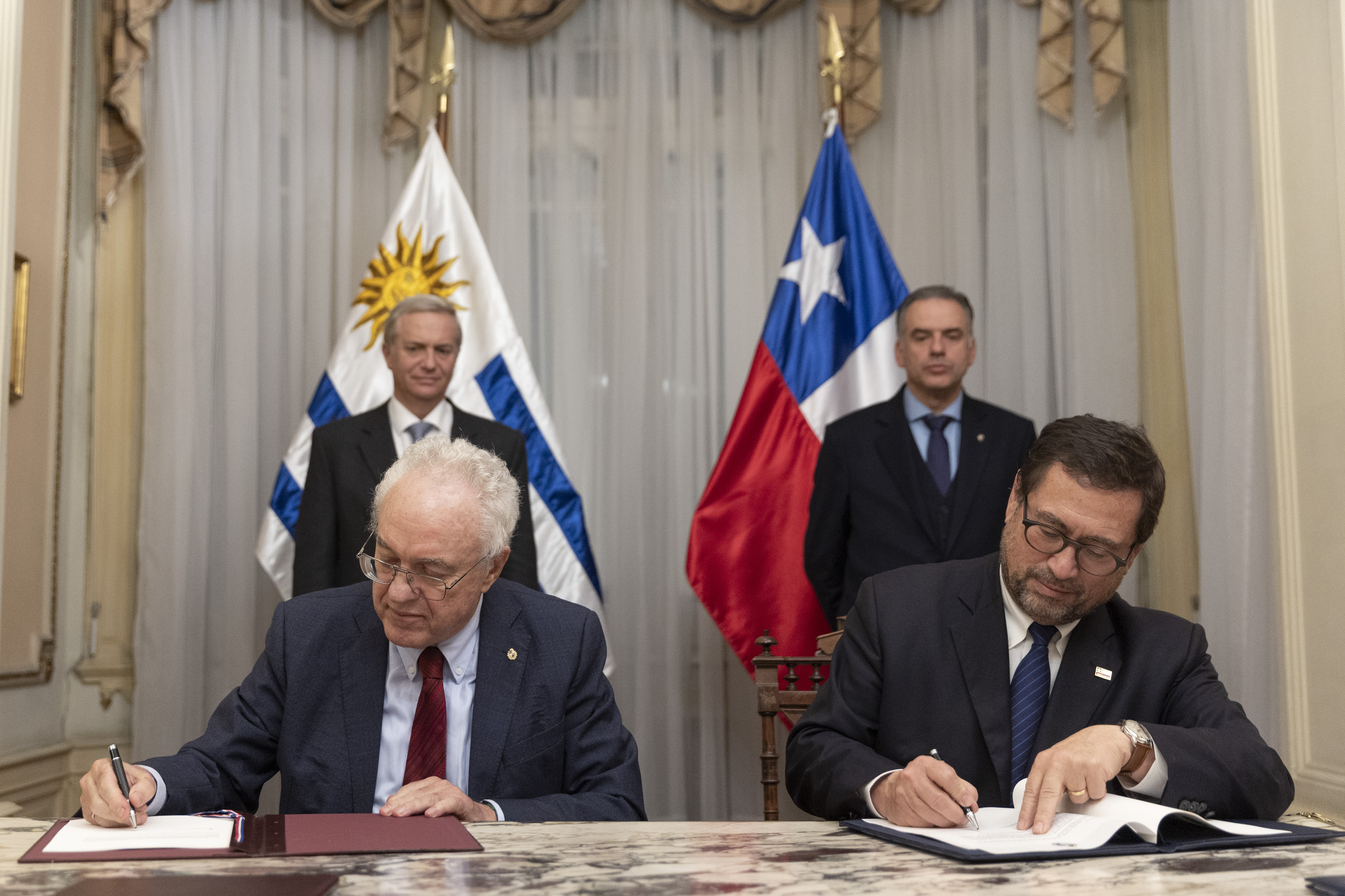 Cancilleres firmando acuerdos