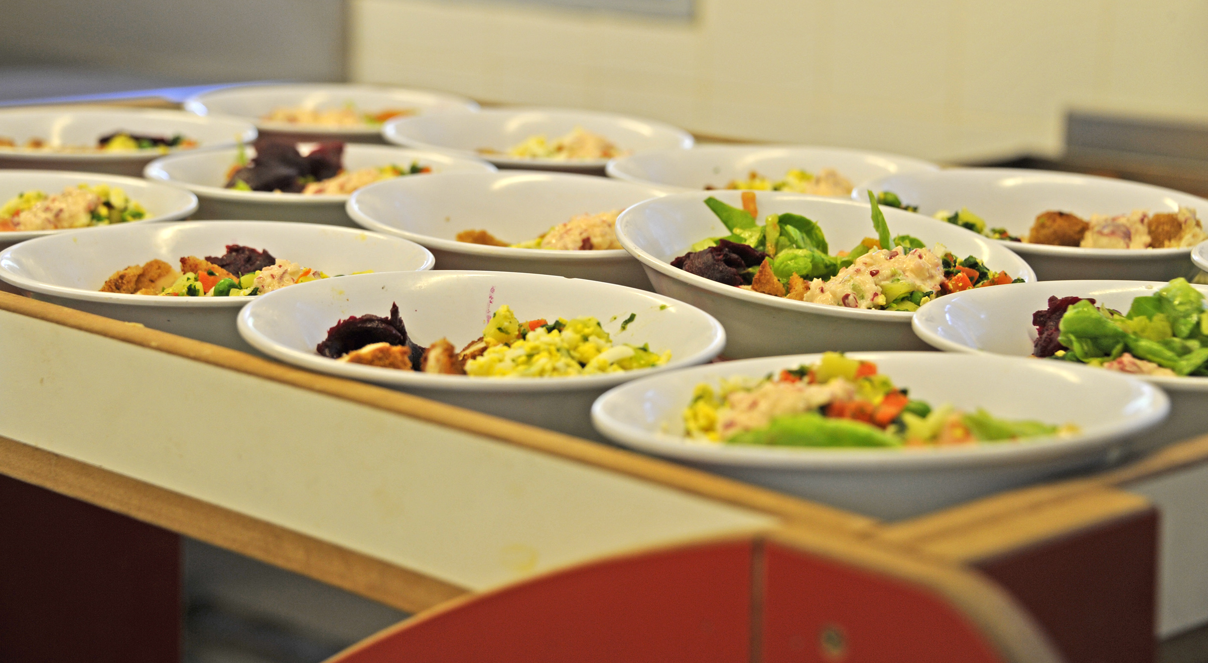 Platos en comedor de centro educativo