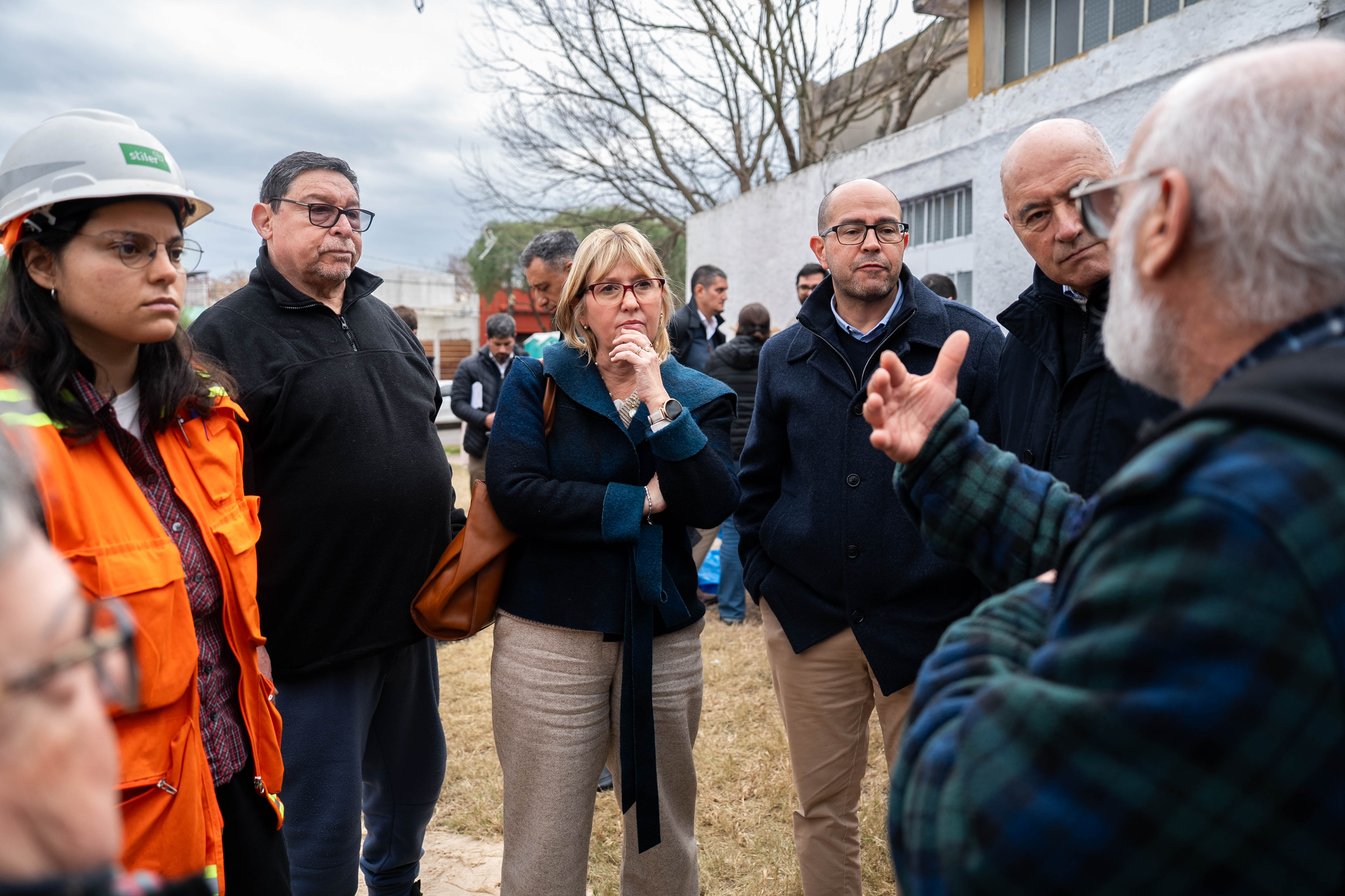 Autoridades dialogando con vecinos
