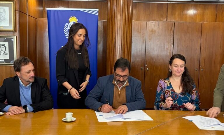 Alarico Rodríguez firma el acuerdo con el Ministerio de Relaciones Exteriores, junto a la subsecretaria de la cartera, Valeria Csukasi.