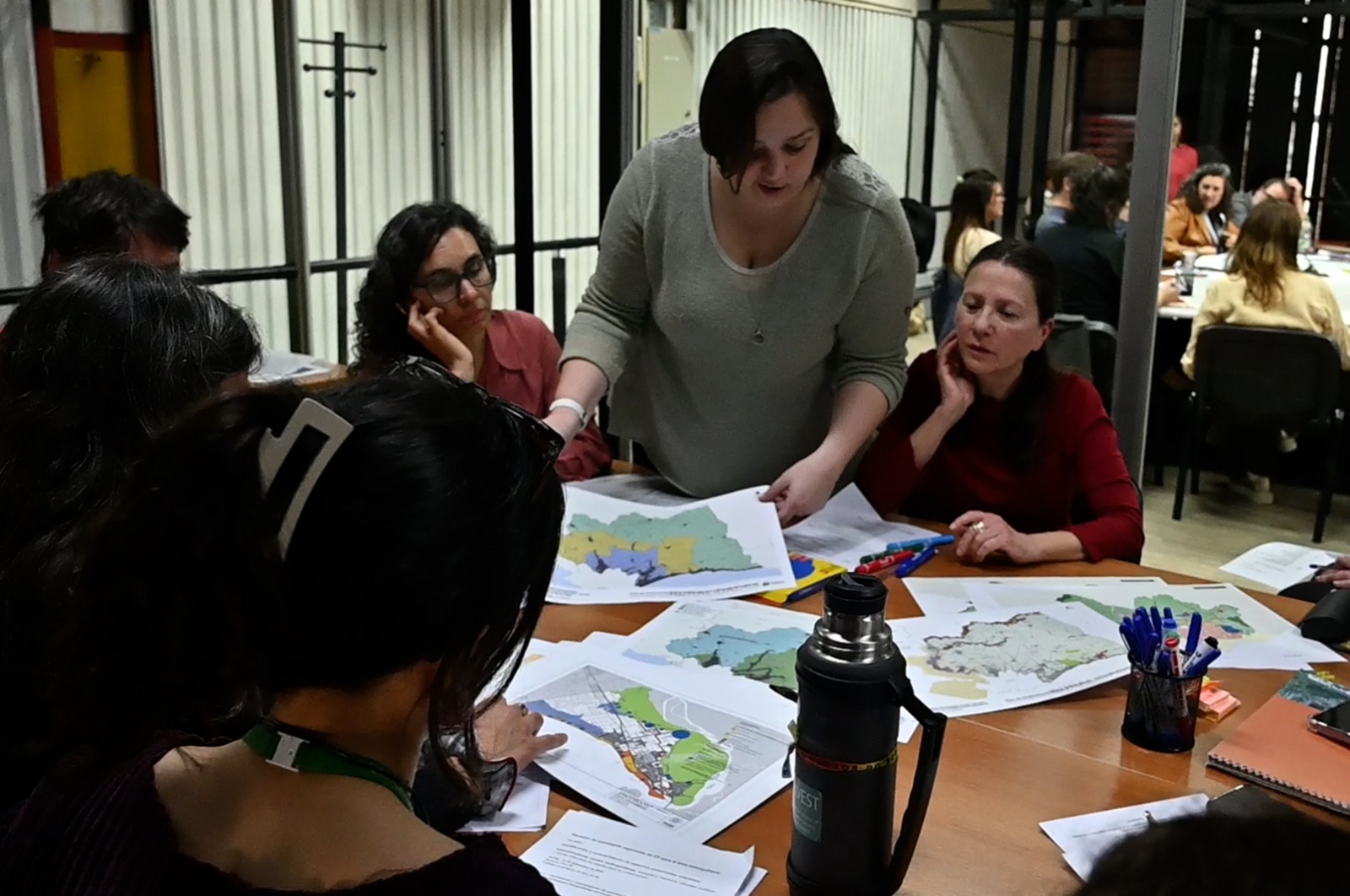 Equipo analizando mapa