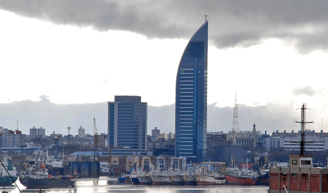 Torre de las Telecomunicaciones y puerto de Montevideo