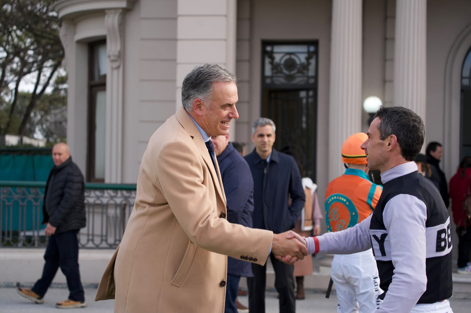Presidente Orsi saluda a jockey en el Hipódromo Nacional de Maroñas
