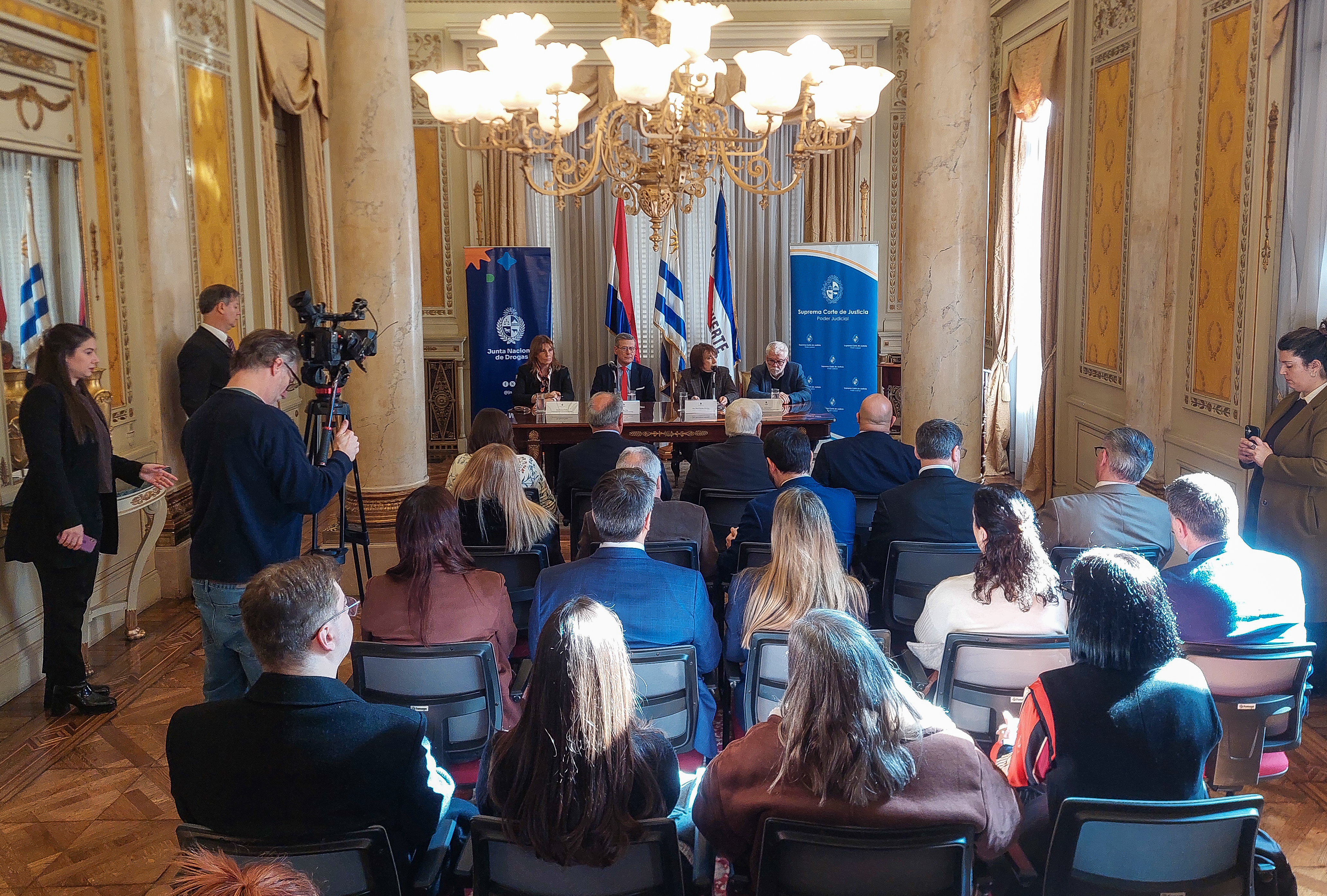 Asistentes a la firma del convenio