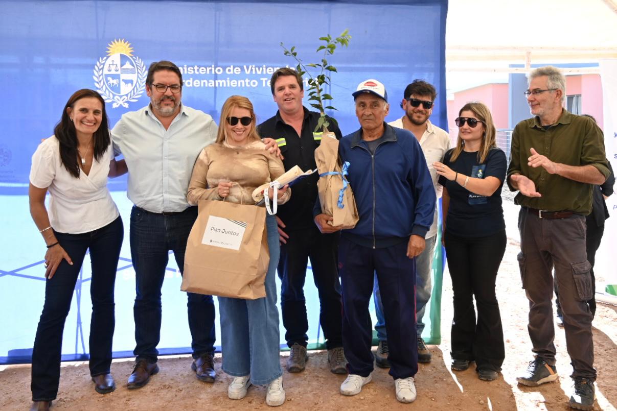 Autoridades y participantes del plan Juntos