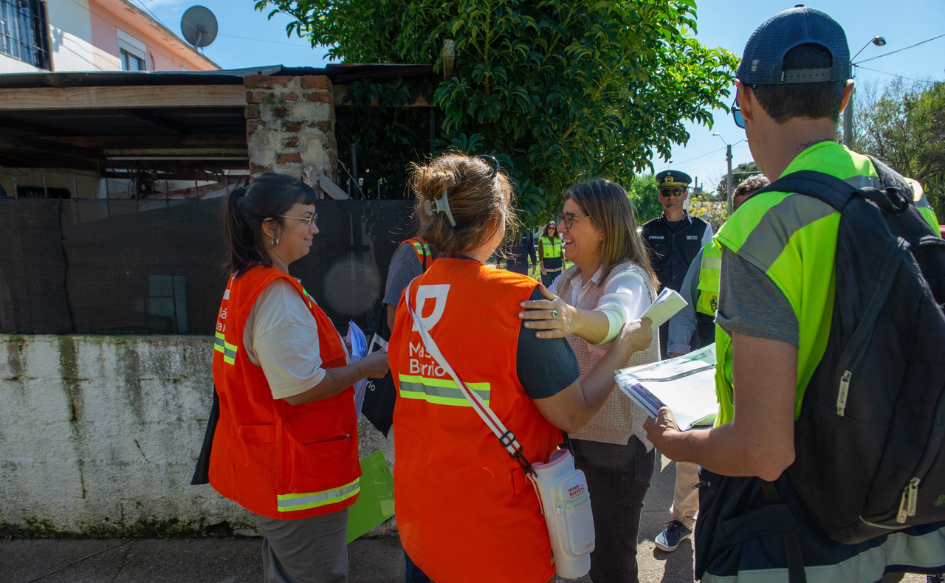 Ministra de Vivienda, Tamara Paseyro, conversa con cencistas en una calle de Cerro Norte