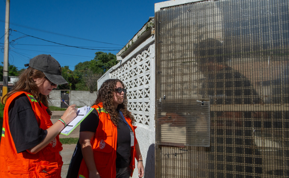 Dos cencistas hablan con un vecino de Cerro Norte en la puerta de su casa. Una de ellas, completa un formulario