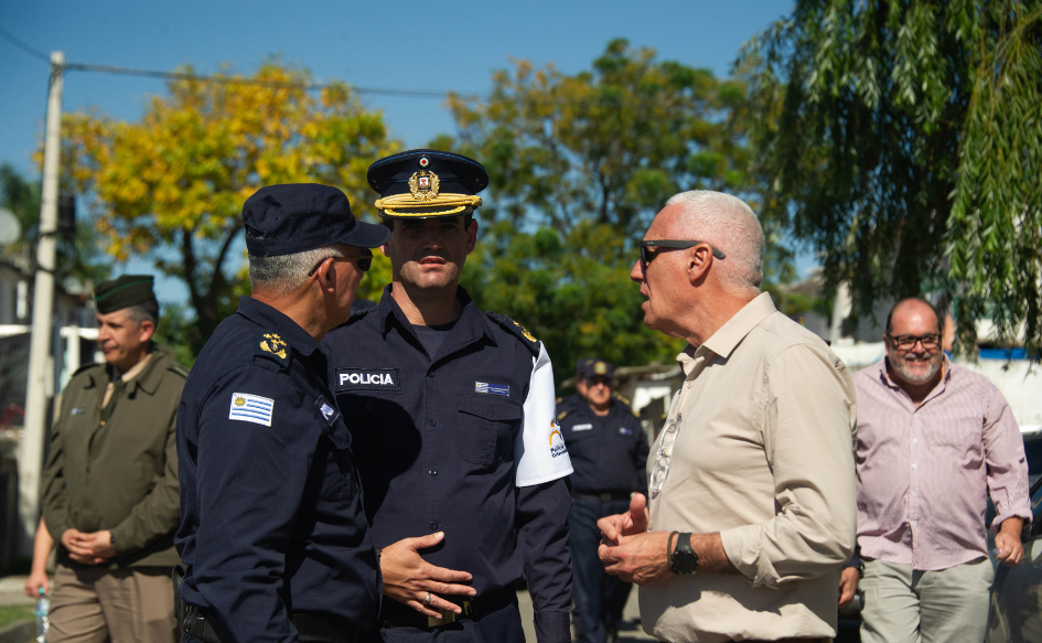 Ministro del Interior, Carlos Negro, dialoga con policías en una calle de Cerro Norte