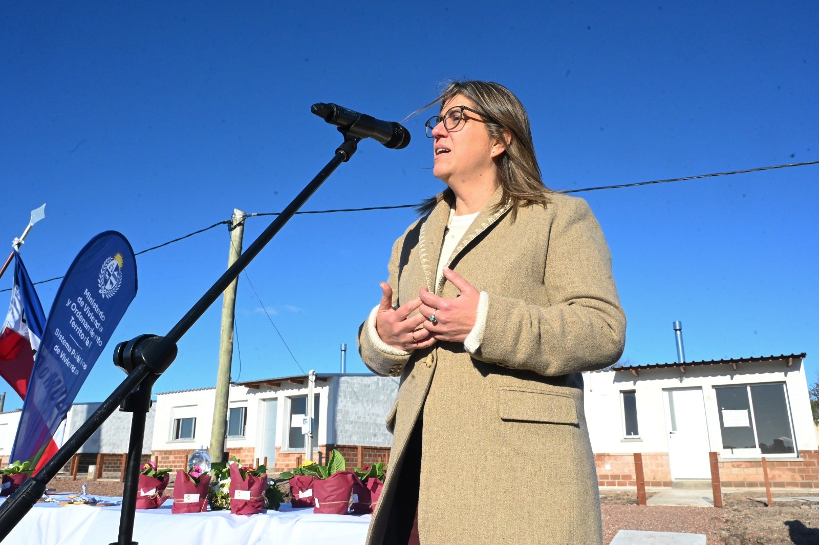 Ministra Tamara Paseyro en inauguración de viviendas en Barker, Colonia